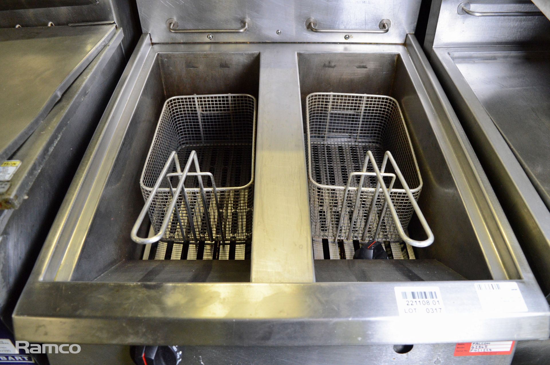 Falcon Dominator G2865 free standing twin basket gas fryer - missing 1 control knob - Image 5 of 6