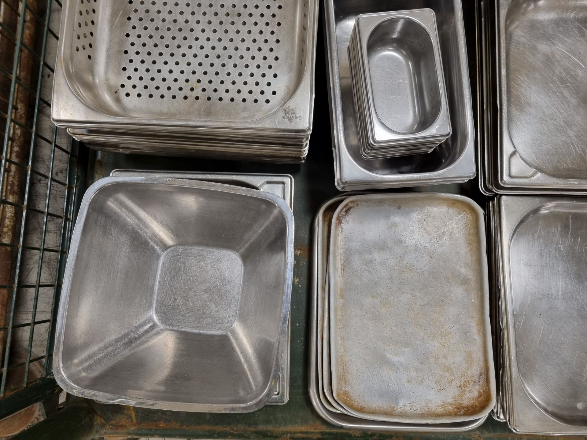 Catering equipment and supplies consisting of stainless steel trays of assorted sizes - Image 5 of 5