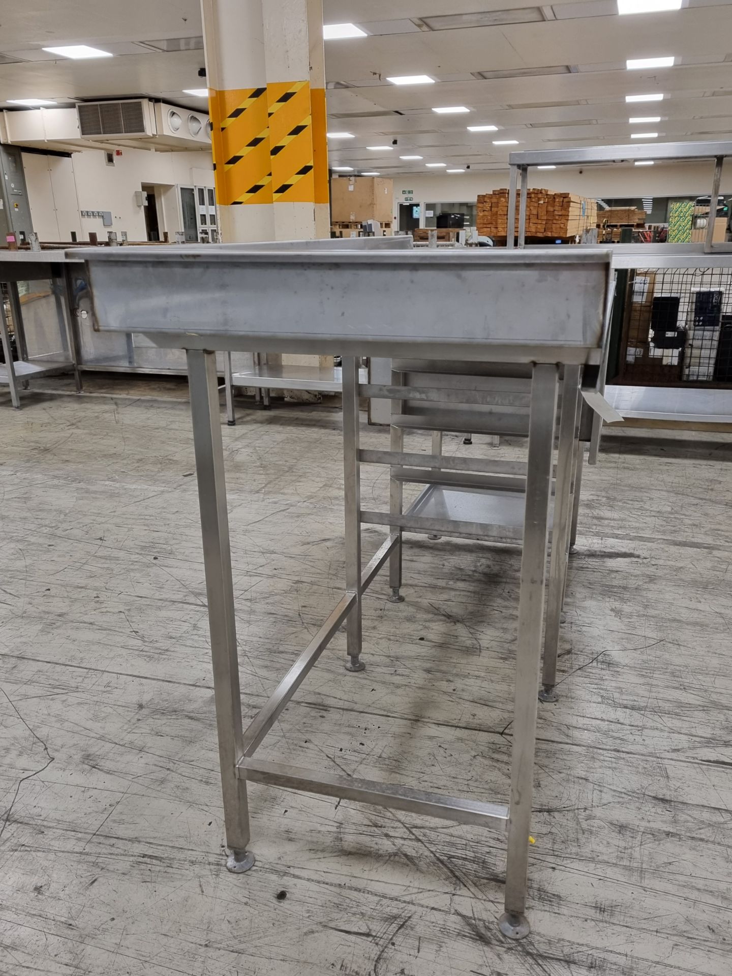 Stainless steel table with two side shelfs built in plus tray rack - Image 2 of 6