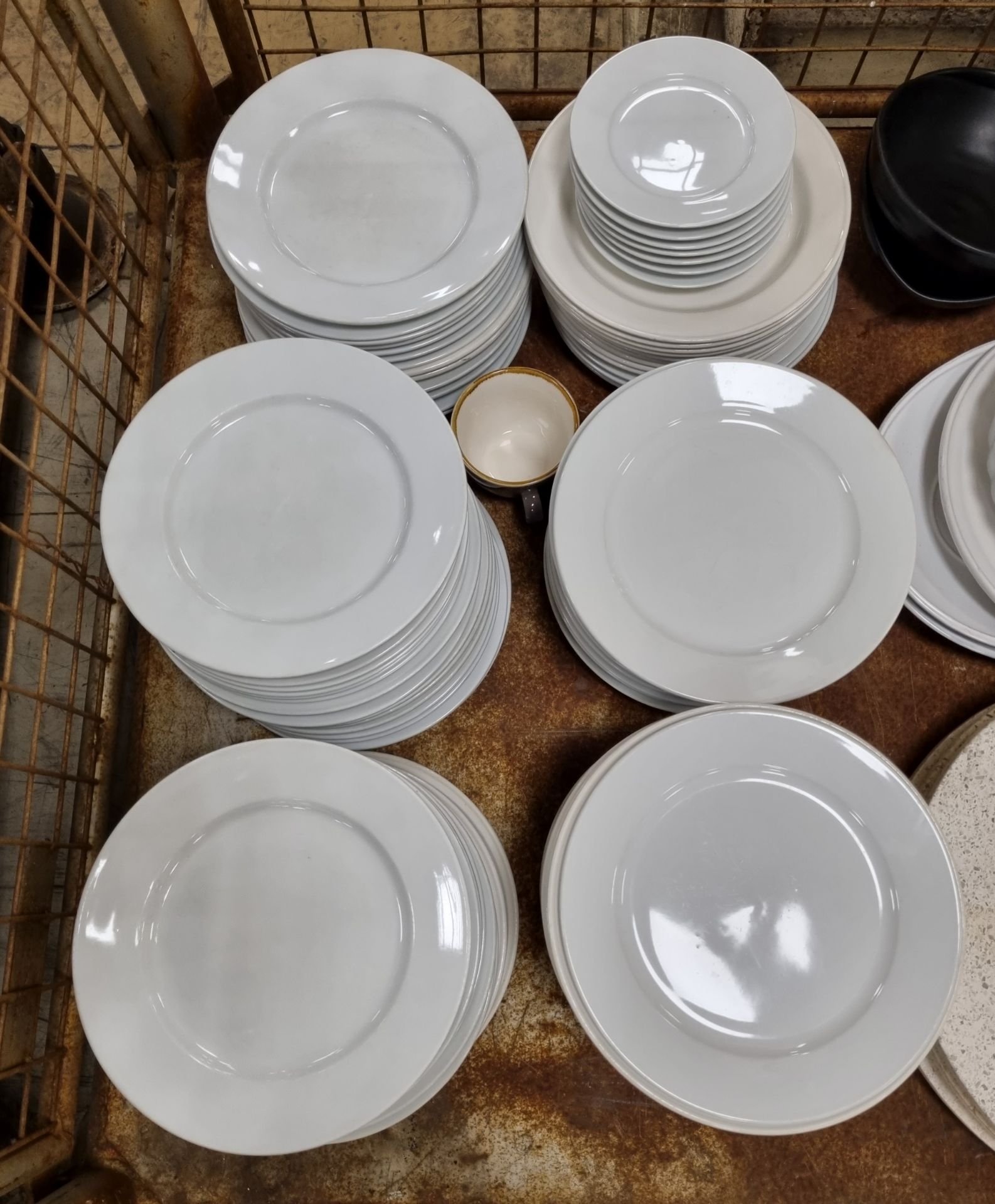Catering equipment and supplies consisting of crockery,jugs,plates,cake stands, flan dishes - Image 3 of 6