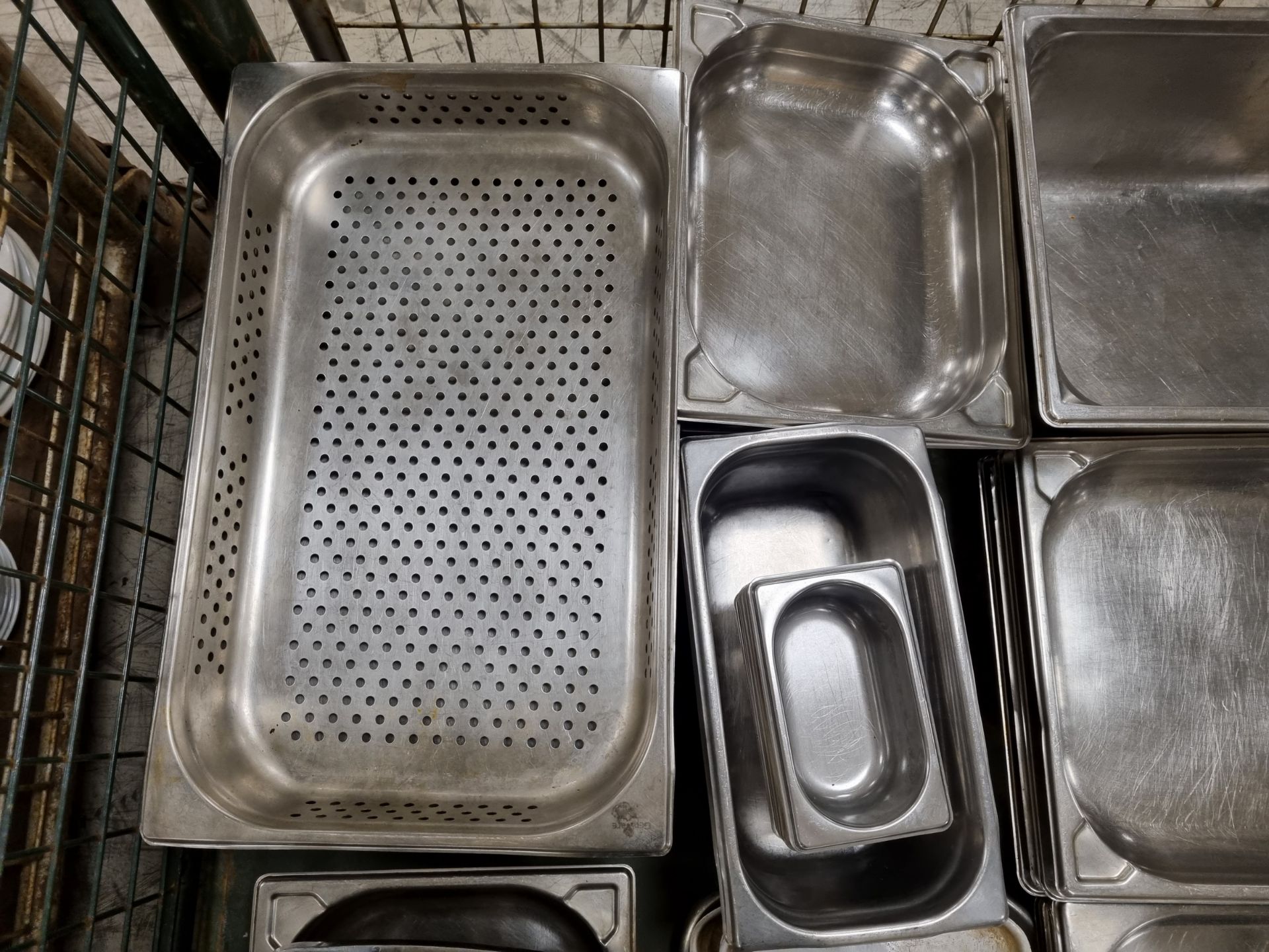 Catering equipment and supplies consisting of stainless steel trays of assorted sizes - Image 3 of 5