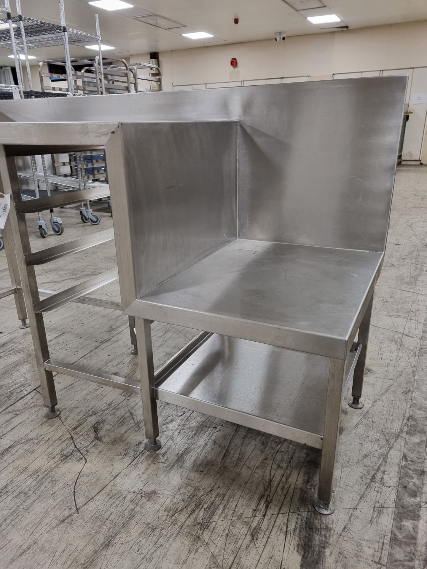 Stainless steel table with two side shelfs built in plus tray rack - Image 6 of 6