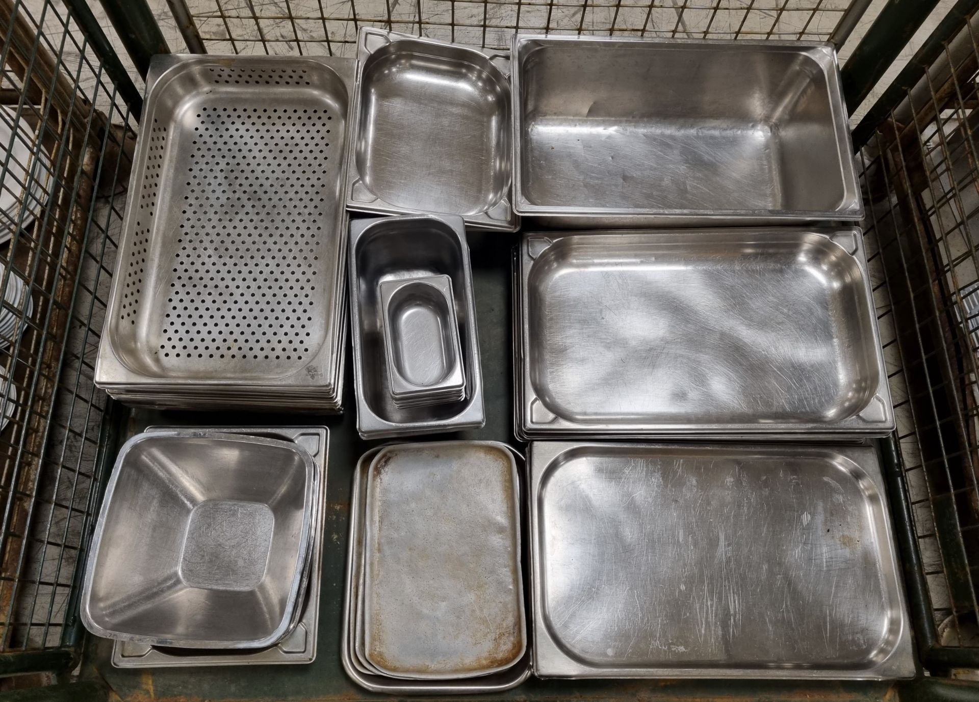 Catering equipment and supplies consisting of stainless steel trays of assorted sizes - Image 2 of 5