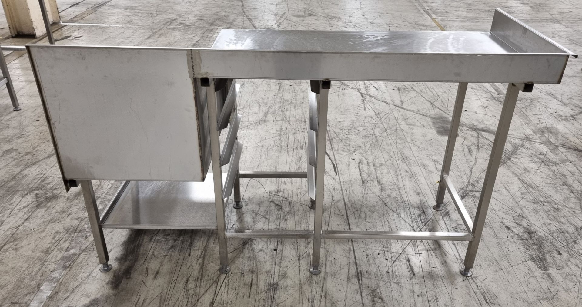 Stainless steel table with two side shelfs built in plus tray rack - Image 3 of 6