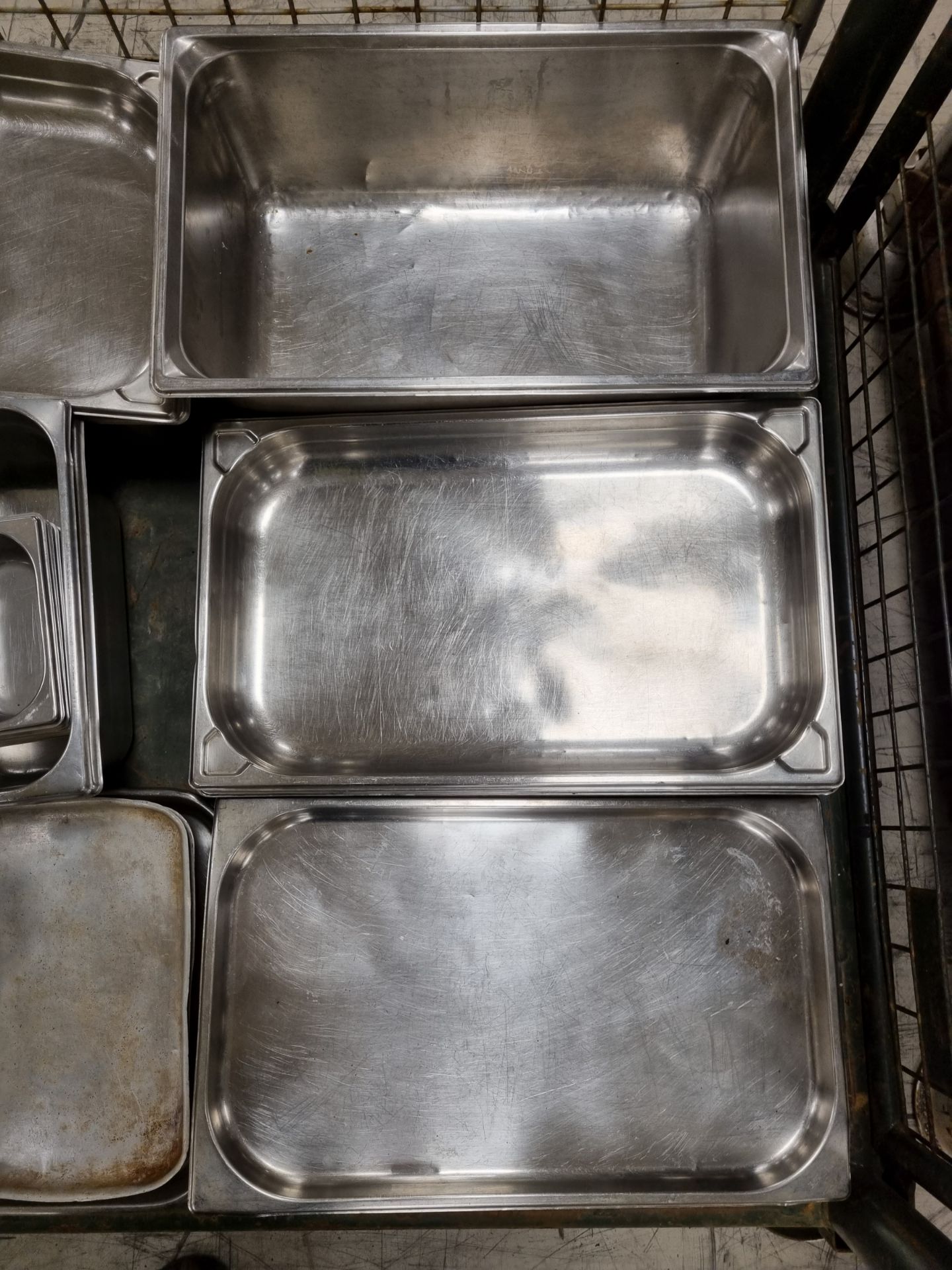 Catering equipment and supplies consisting of stainless steel trays of assorted sizes - Image 4 of 5