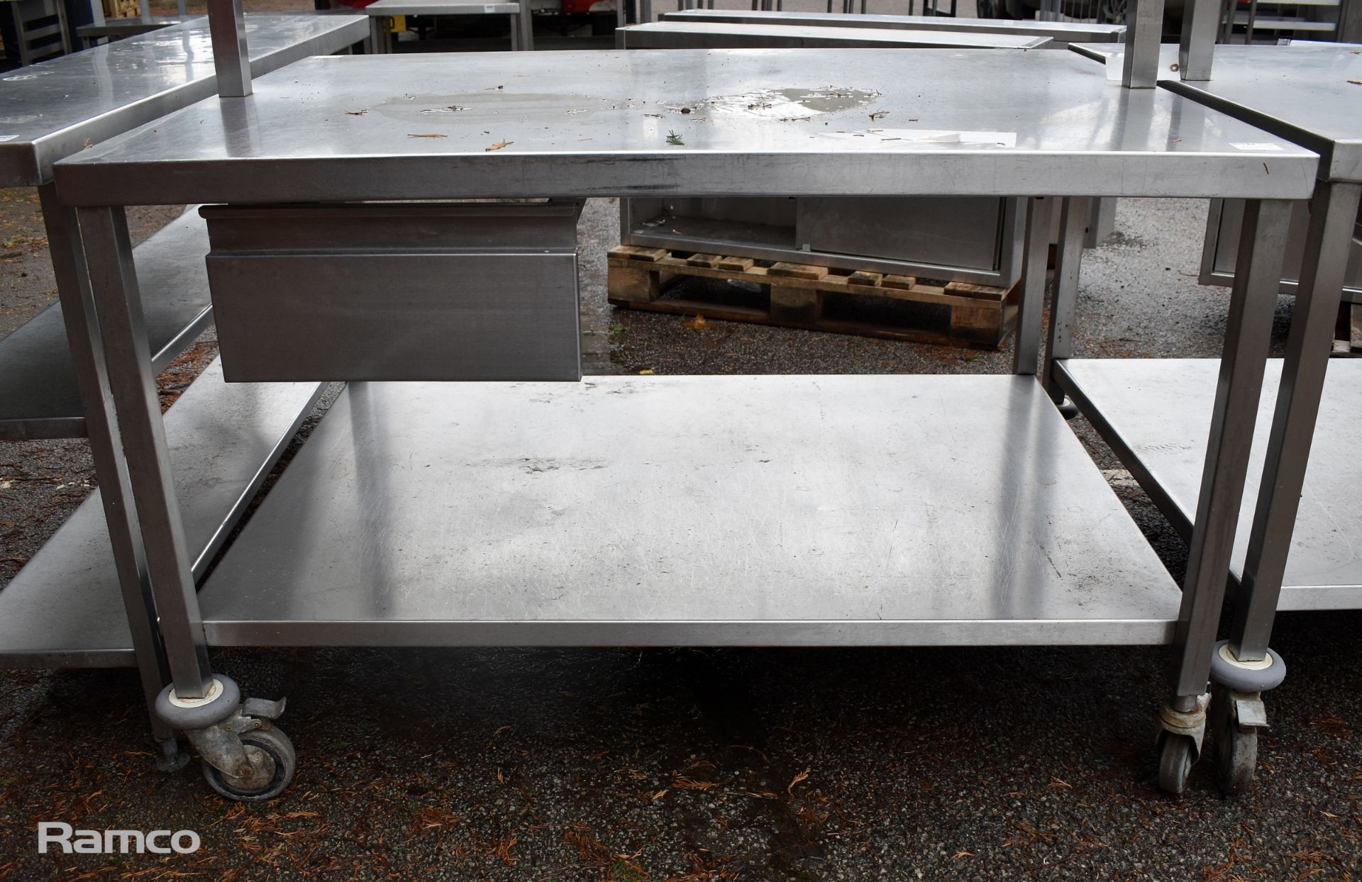 Stainless steel table on casters - 140 x 110 x 130cm with shelf - Image 5 of 5