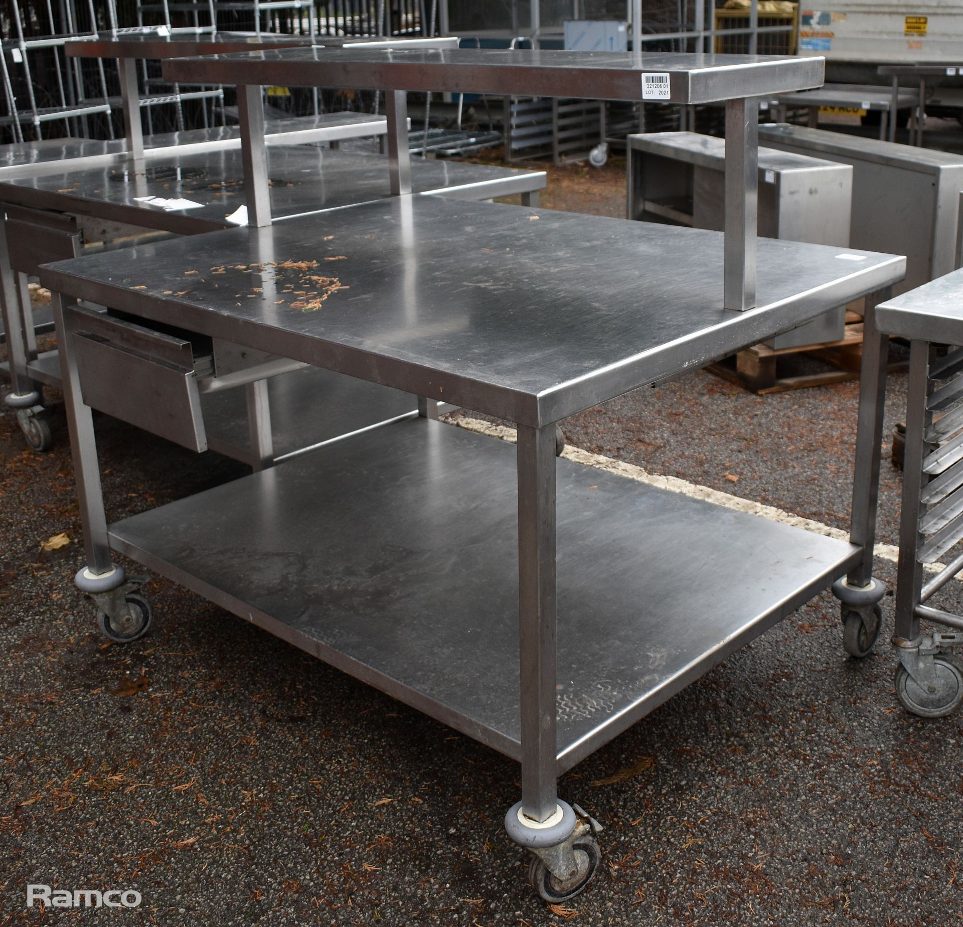 Portable stainless steel table with undershelf and gantry - 110 x 140 x 130cm - Image 2 of 4