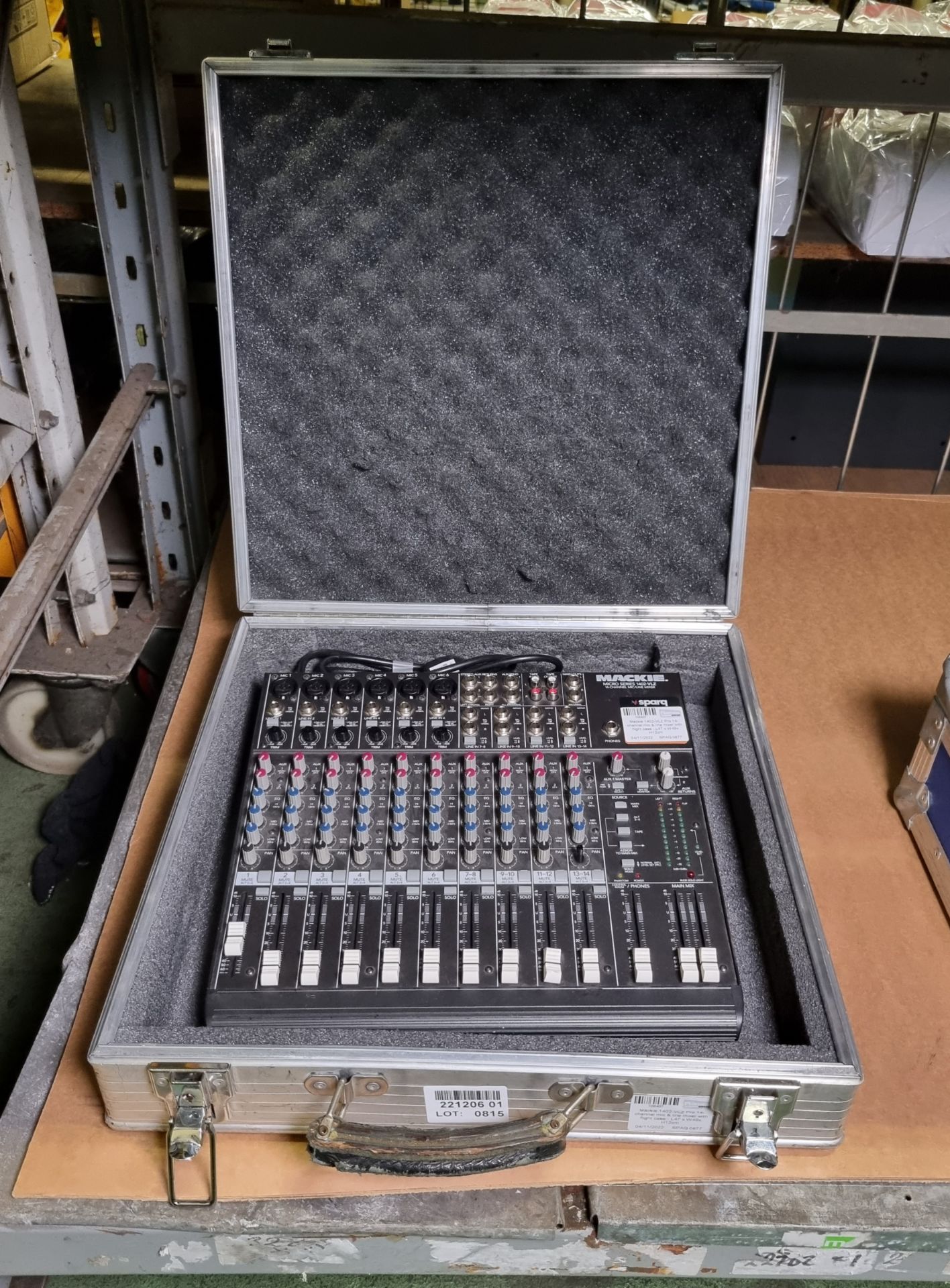 Mackie 1402-VLZ Pro 14-channel mic & line mixer with flight case - L47 x W49x H12cm