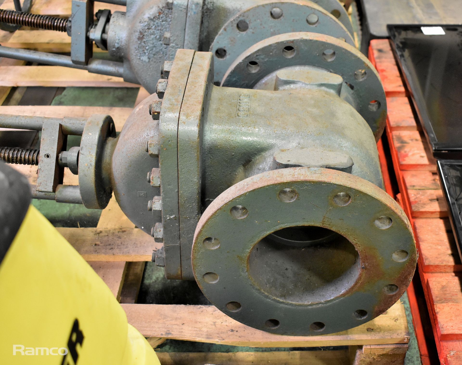 Large industrial cast metal valvegate unit 30cm OD x 15cm ID - Image 3 of 4
