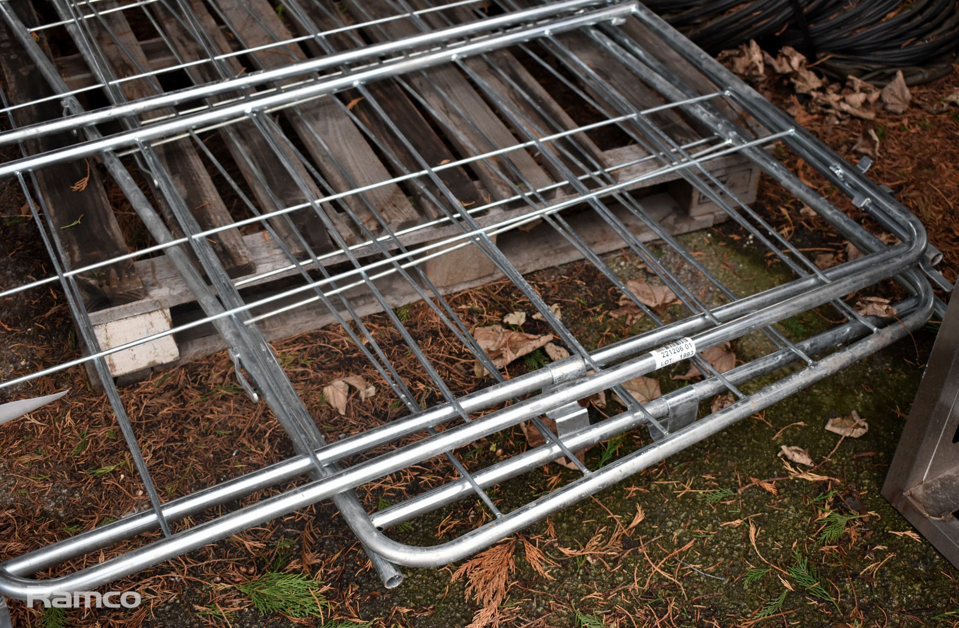 Collapsible metal frame cage - L114 x W79 x H169cm - Image 2 of 2