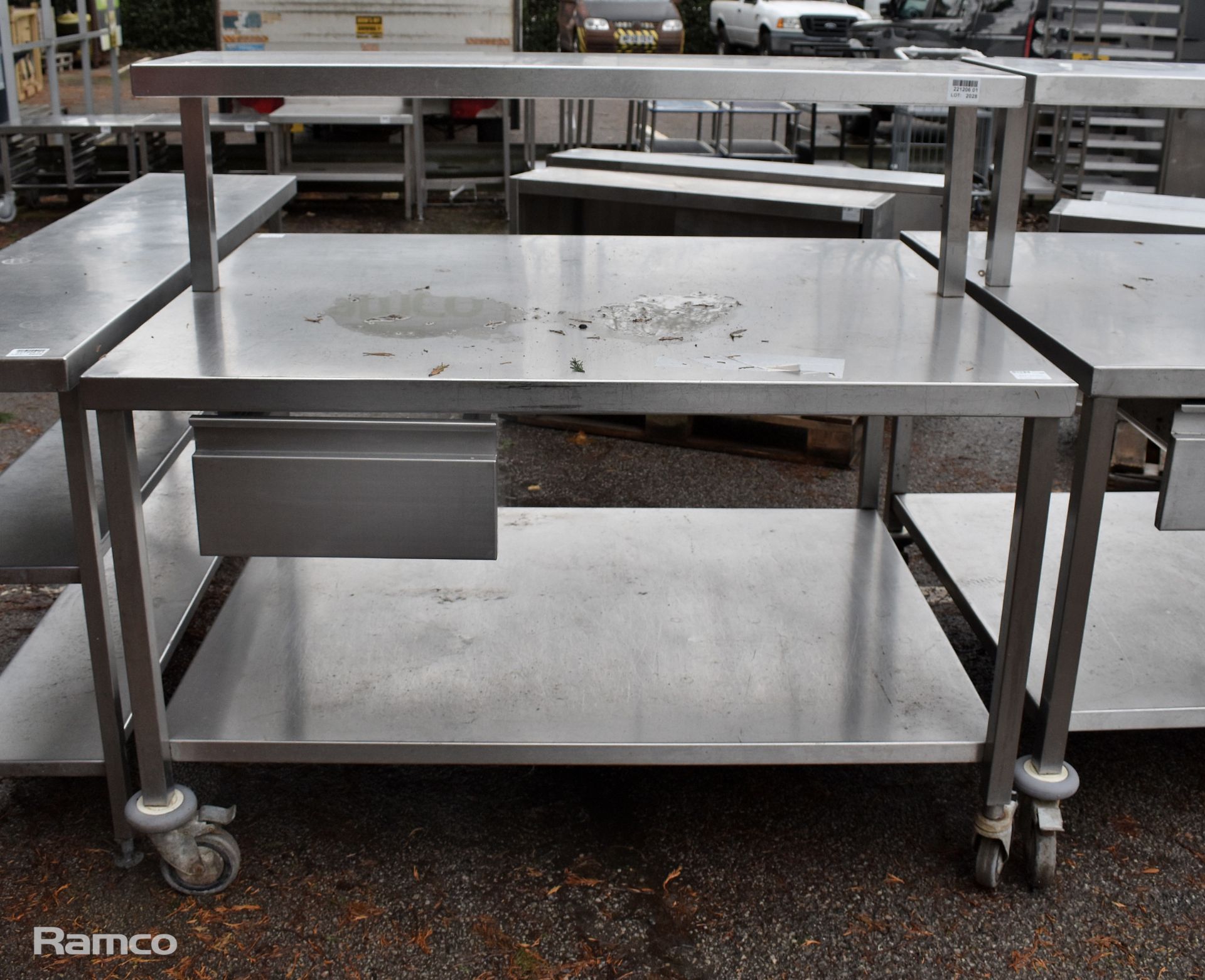 Stainless steel table on casters - 140 x 110 x 130cm with shelf