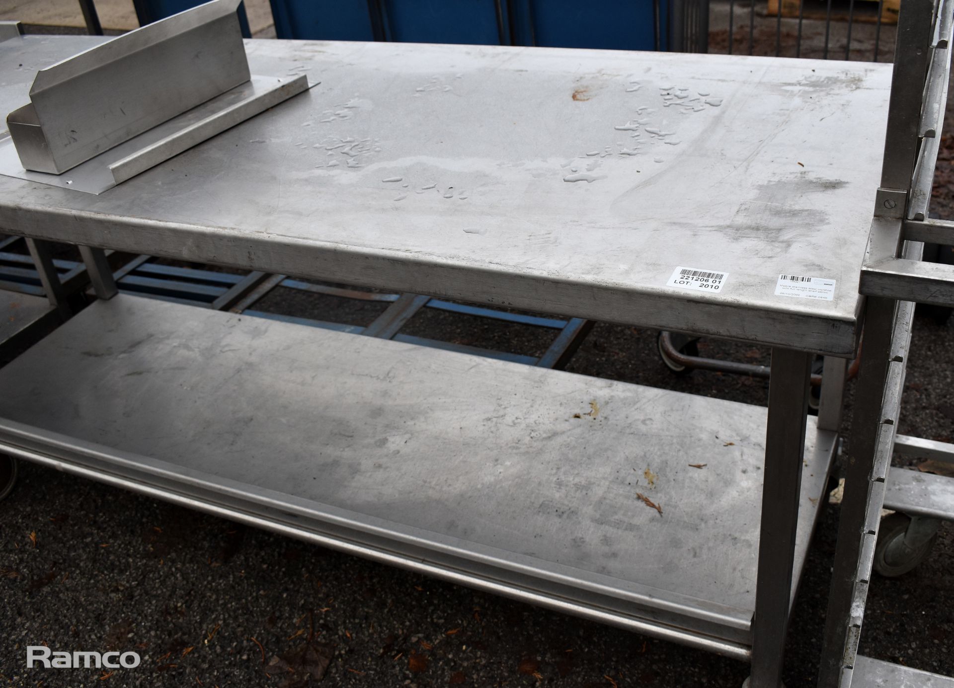 Mobile stainless steel worktop with full length shelf below - Image 3 of 3