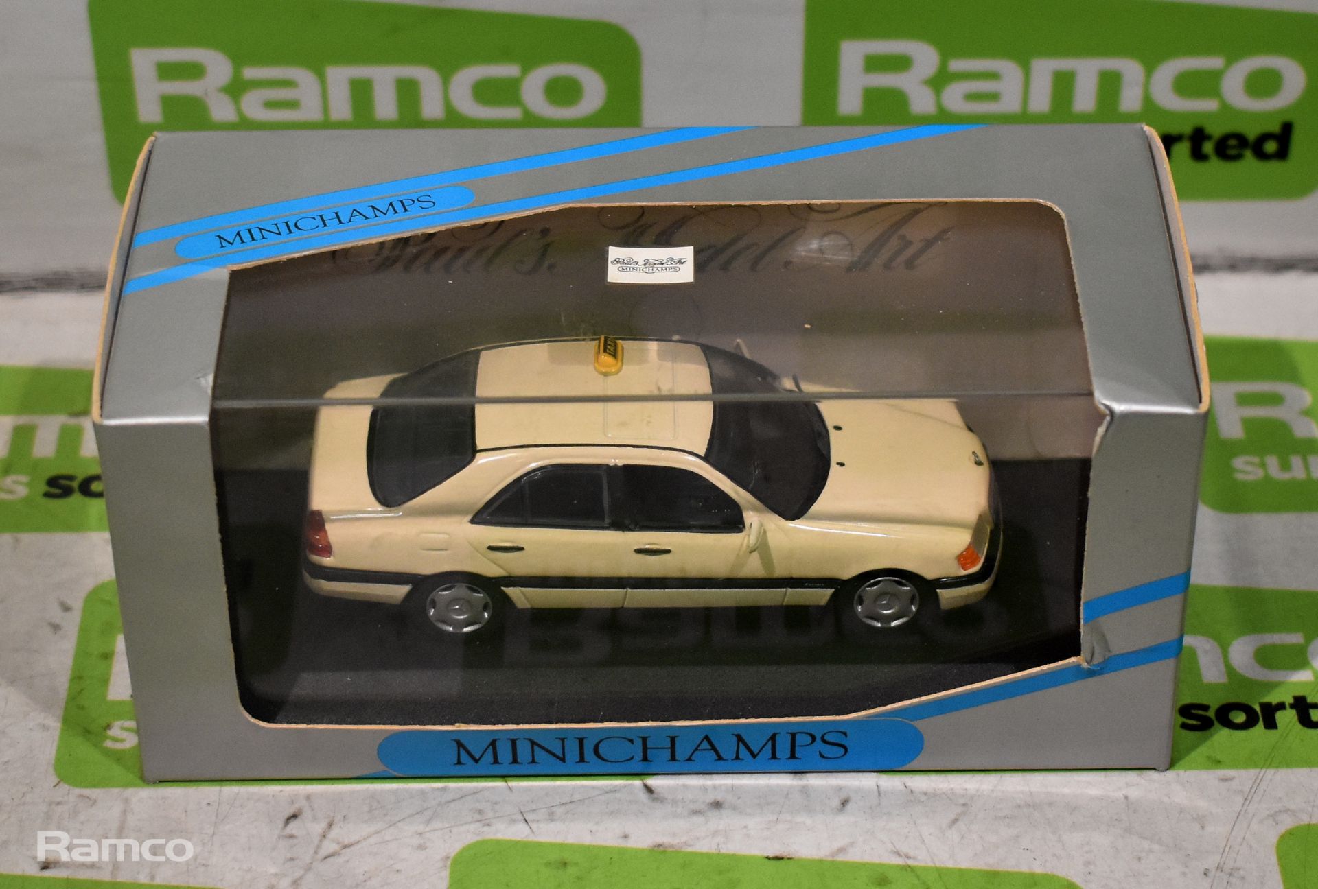 Minichamps Paul’s Model Art Mercedes-Benz C 200 D Taxi – 1:43 metal model car – 430 032195