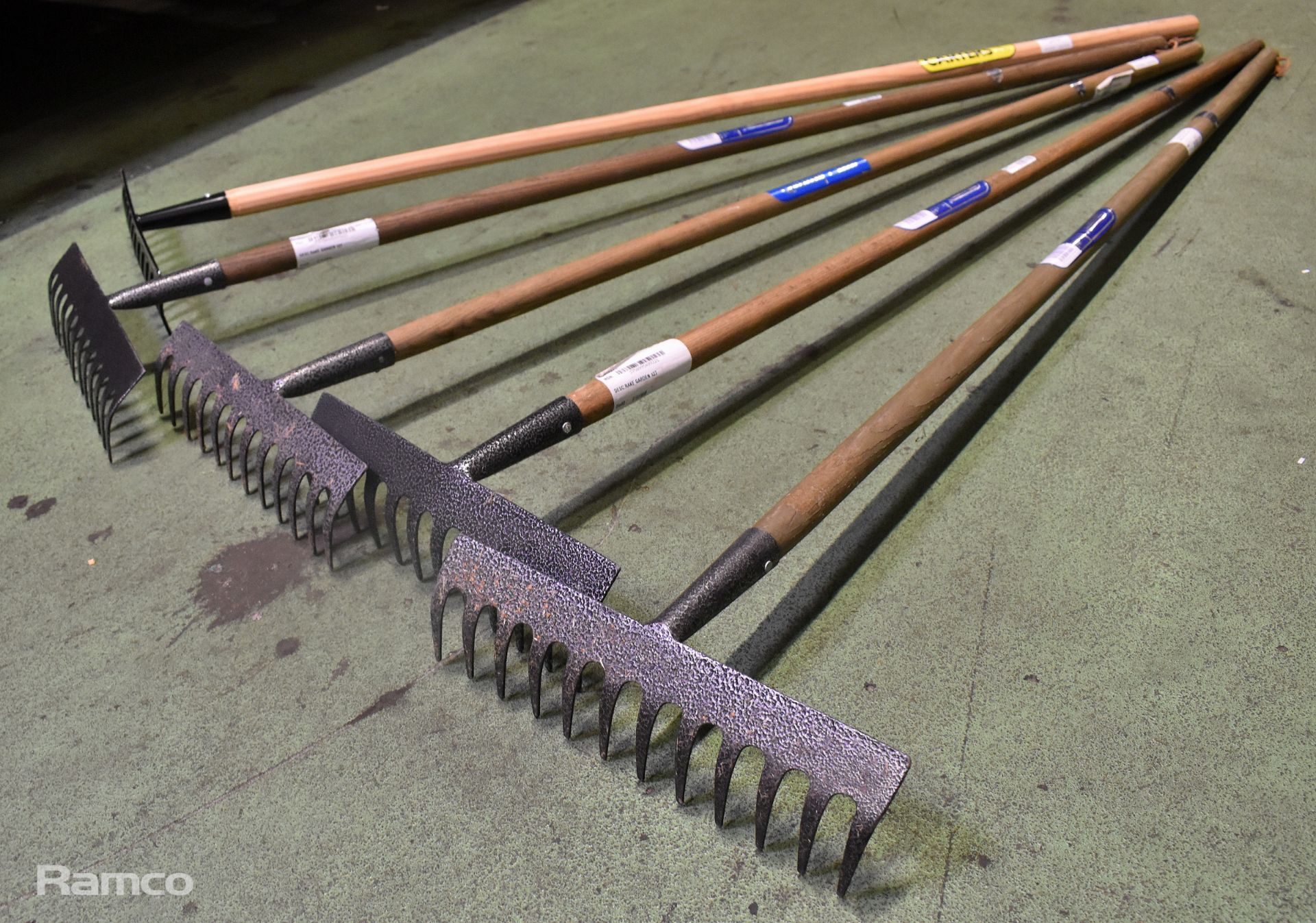 Carter's wooden handle garden rake, 3x Draper carbon steel garden rakes with ash handle - Image 2 of 3