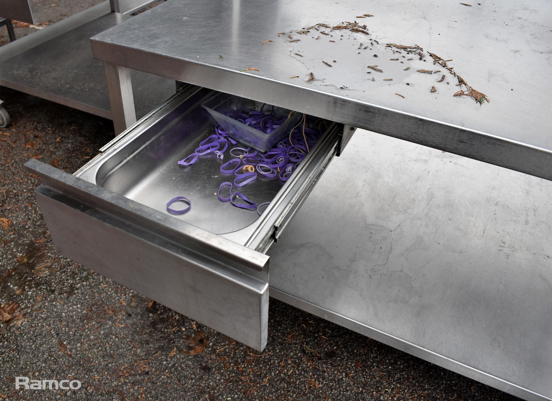 Portable stainless steel table with undershelf and gantry - 110 x 140 x 130cm - Image 4 of 4