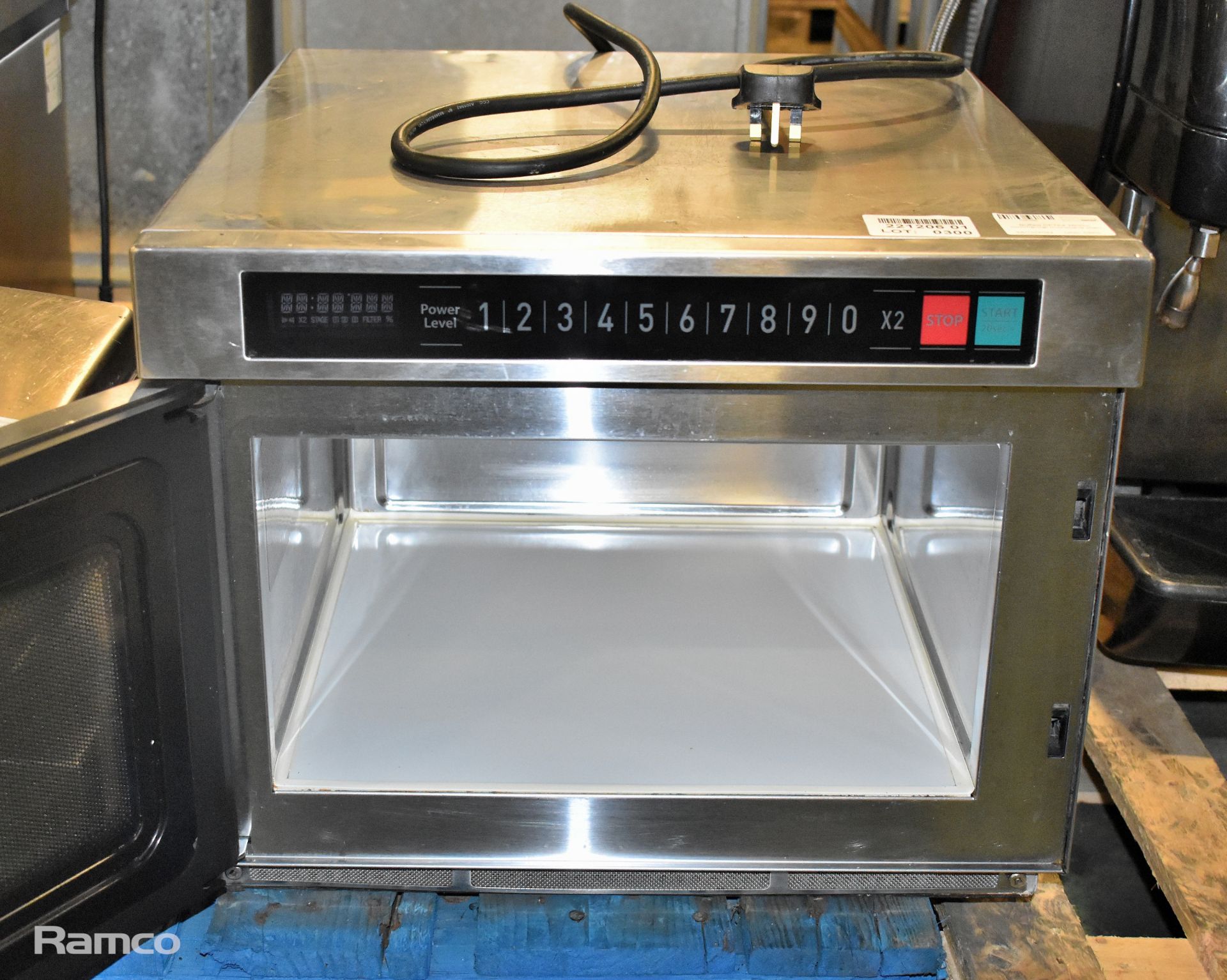 Buffalo CF764 2600w commercial microwave oven - Image 2 of 5