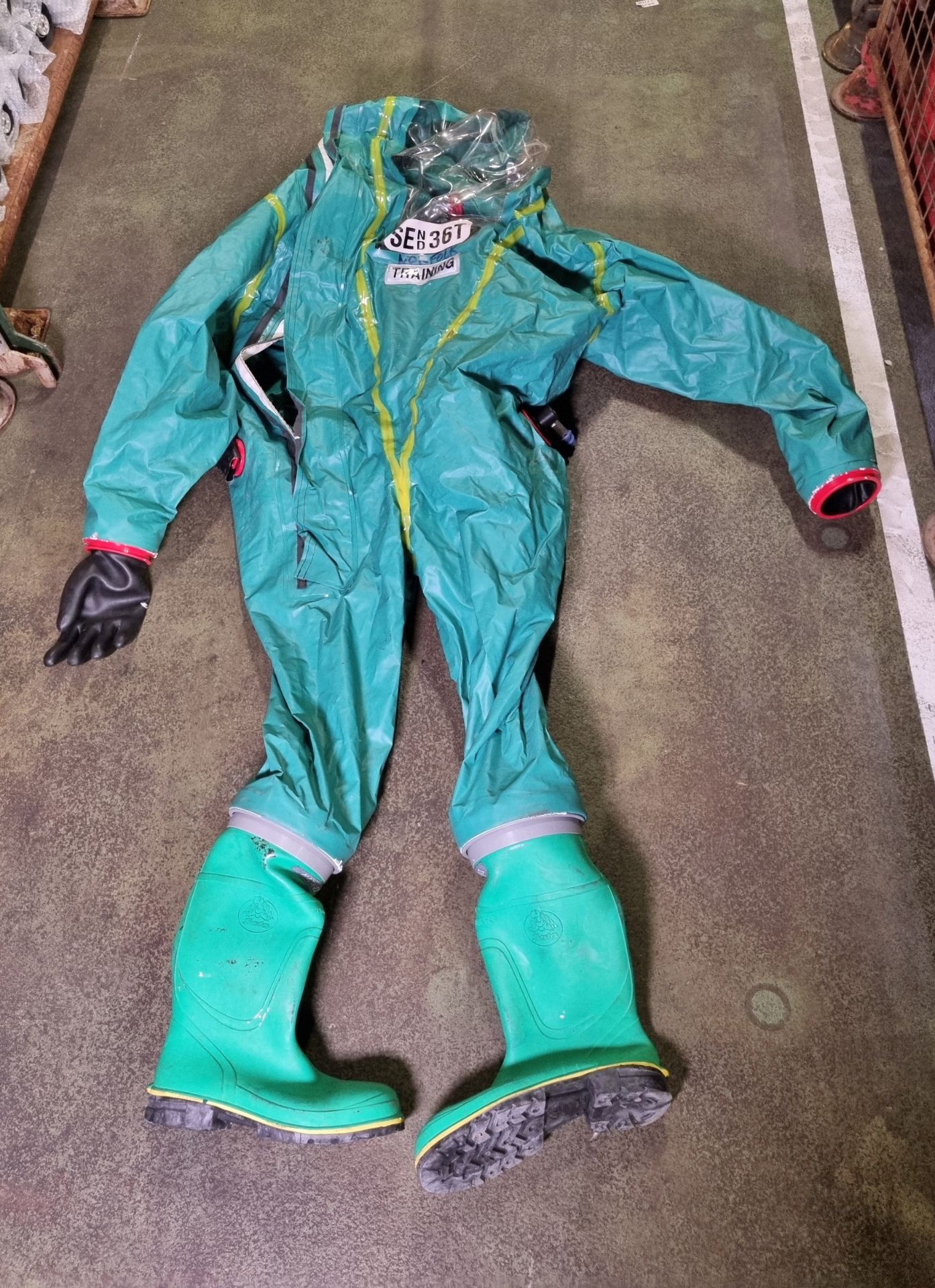 4x Respirex TYFB 021/458 gas tight training suits - size: XL - Image 4 of 4