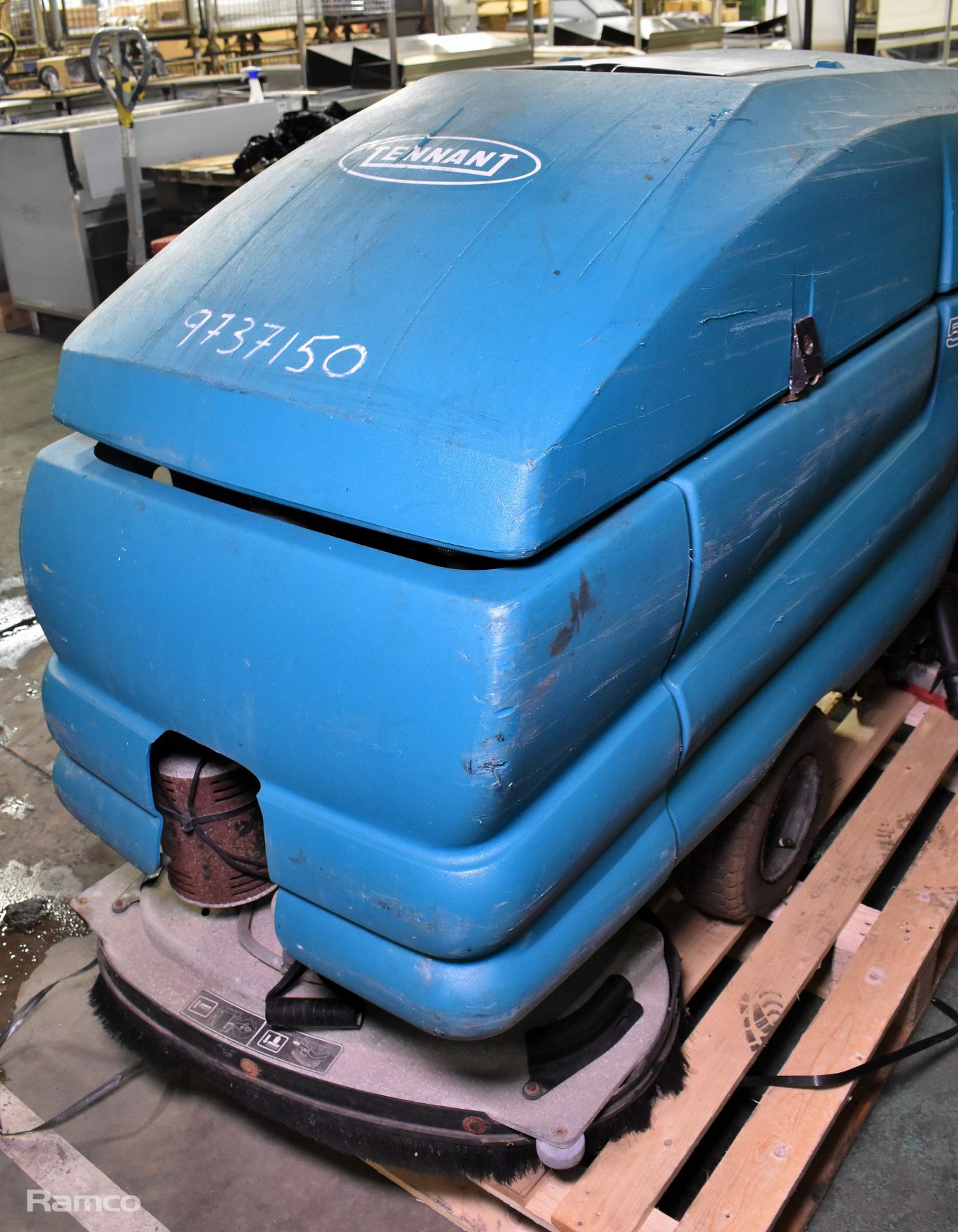 Tennant 5680 walk behind floor scrubber dryer - Image 11 of 22