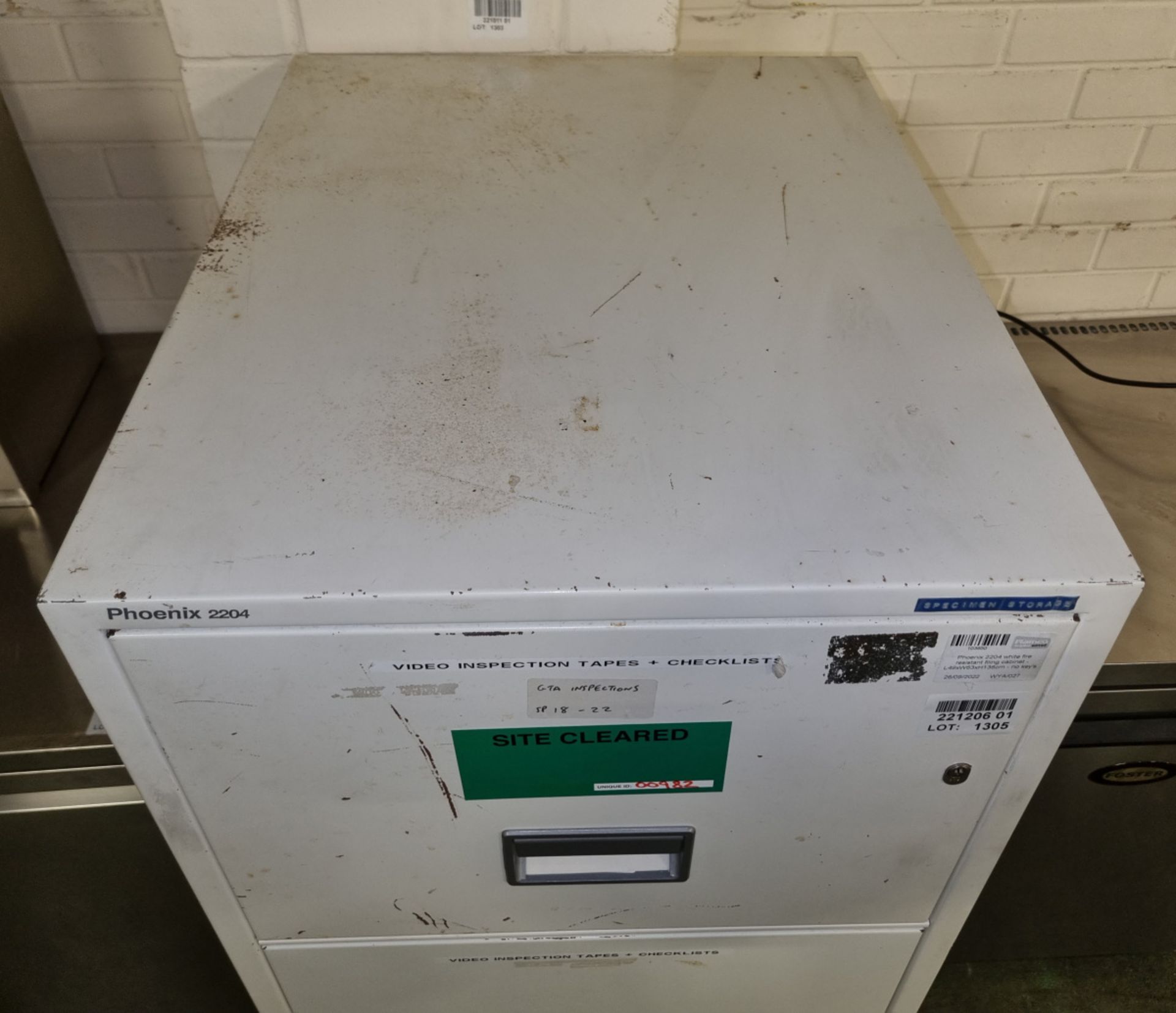 Phoenix 2204 white fire resistant filing cabinet - L49xW63xH136cm - unlocked but no keys - Image 2 of 3