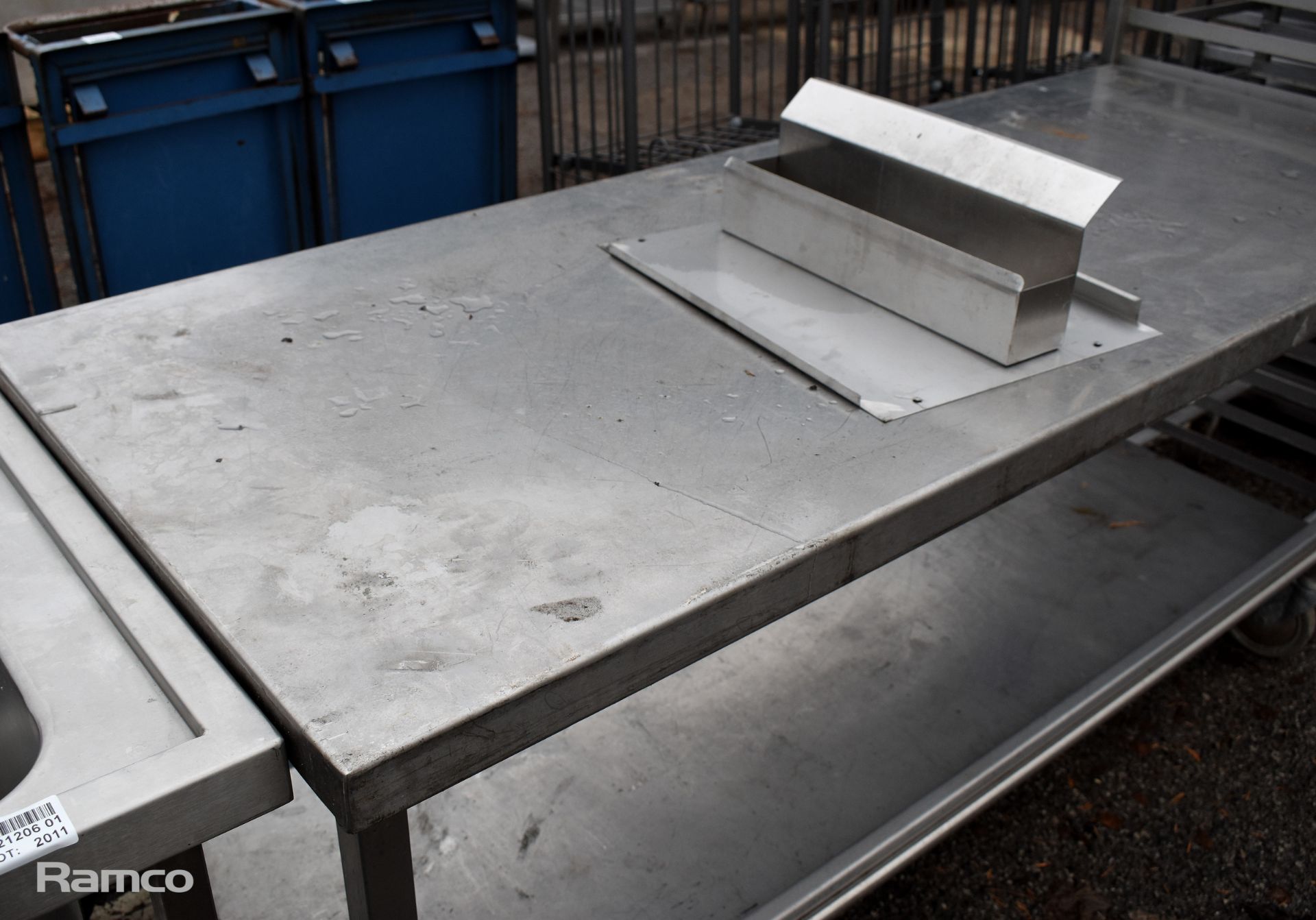 Mobile stainless steel worktop with full length shelf below - Image 2 of 3