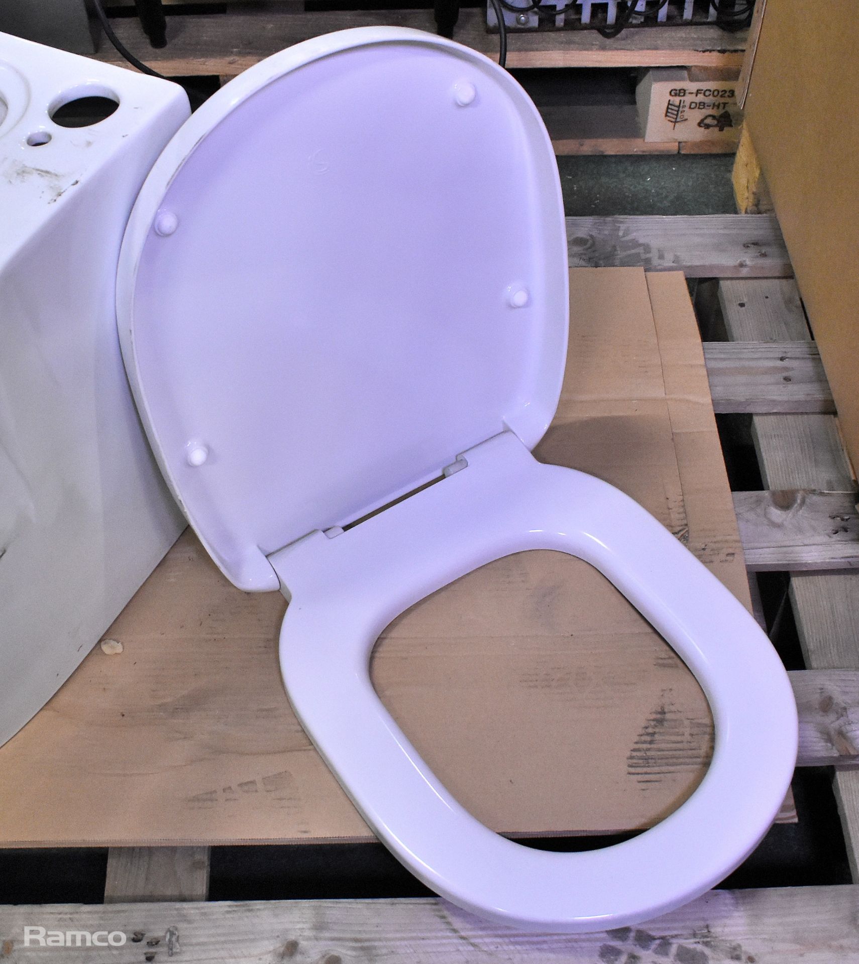White toilet with seat unit - L36xW60xH40cm - Image 3 of 3
