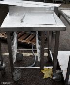 Mobile stainless steel worktop with tray slots