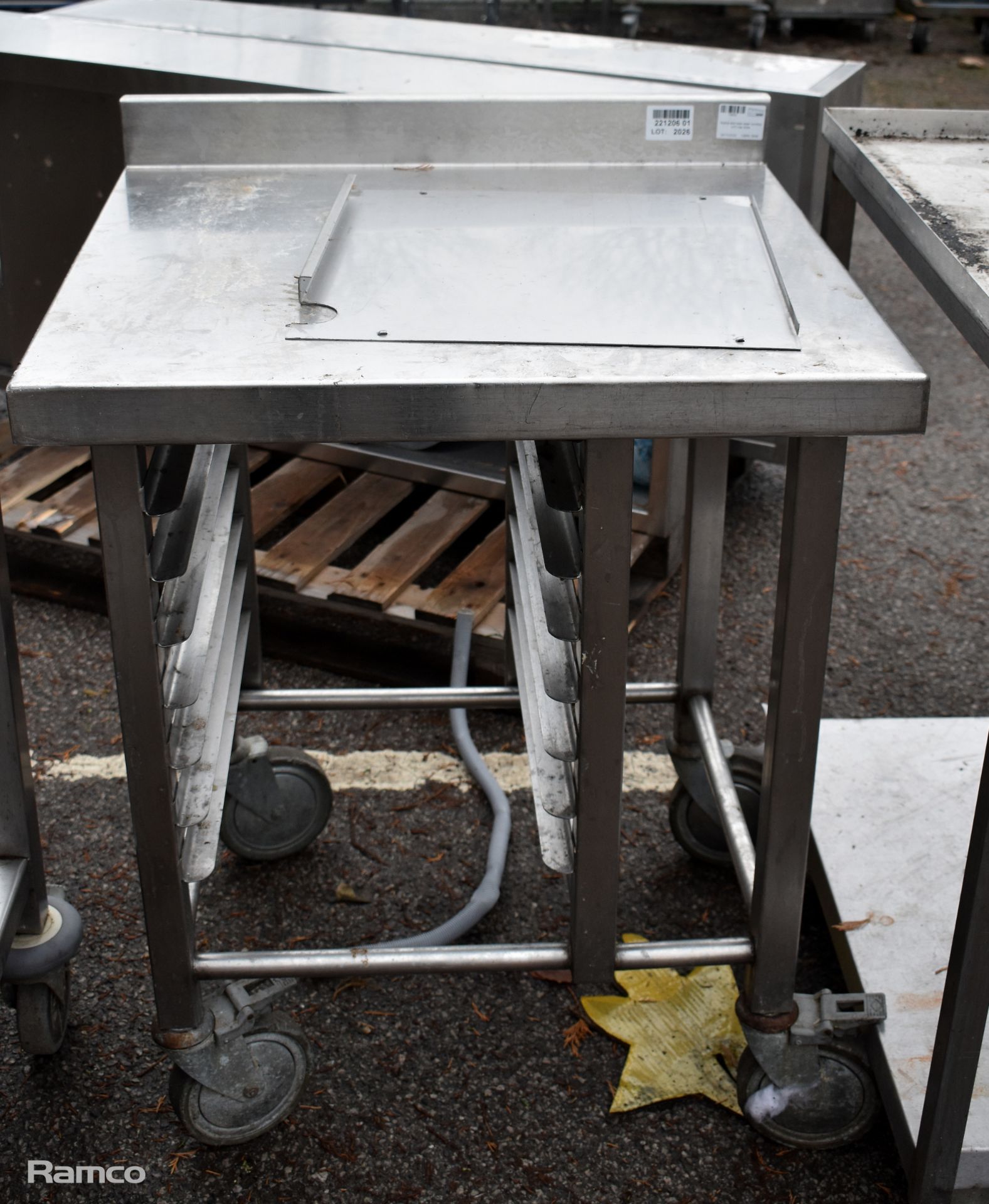 Mobile stainless steel worktop with tray slots