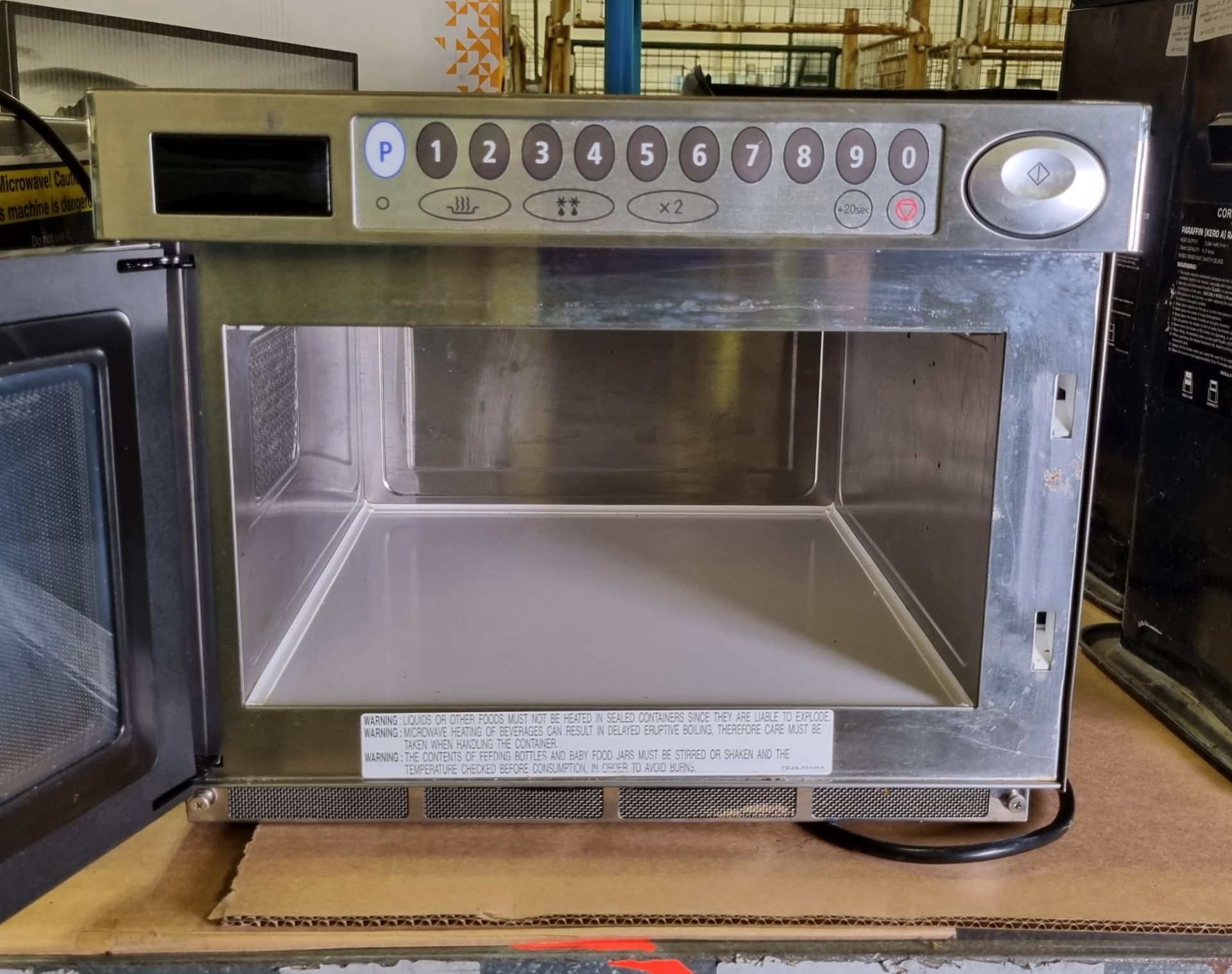 Samsung CM1929 commercial microwave oven, 1850W, 26L capacity - Image 4 of 4