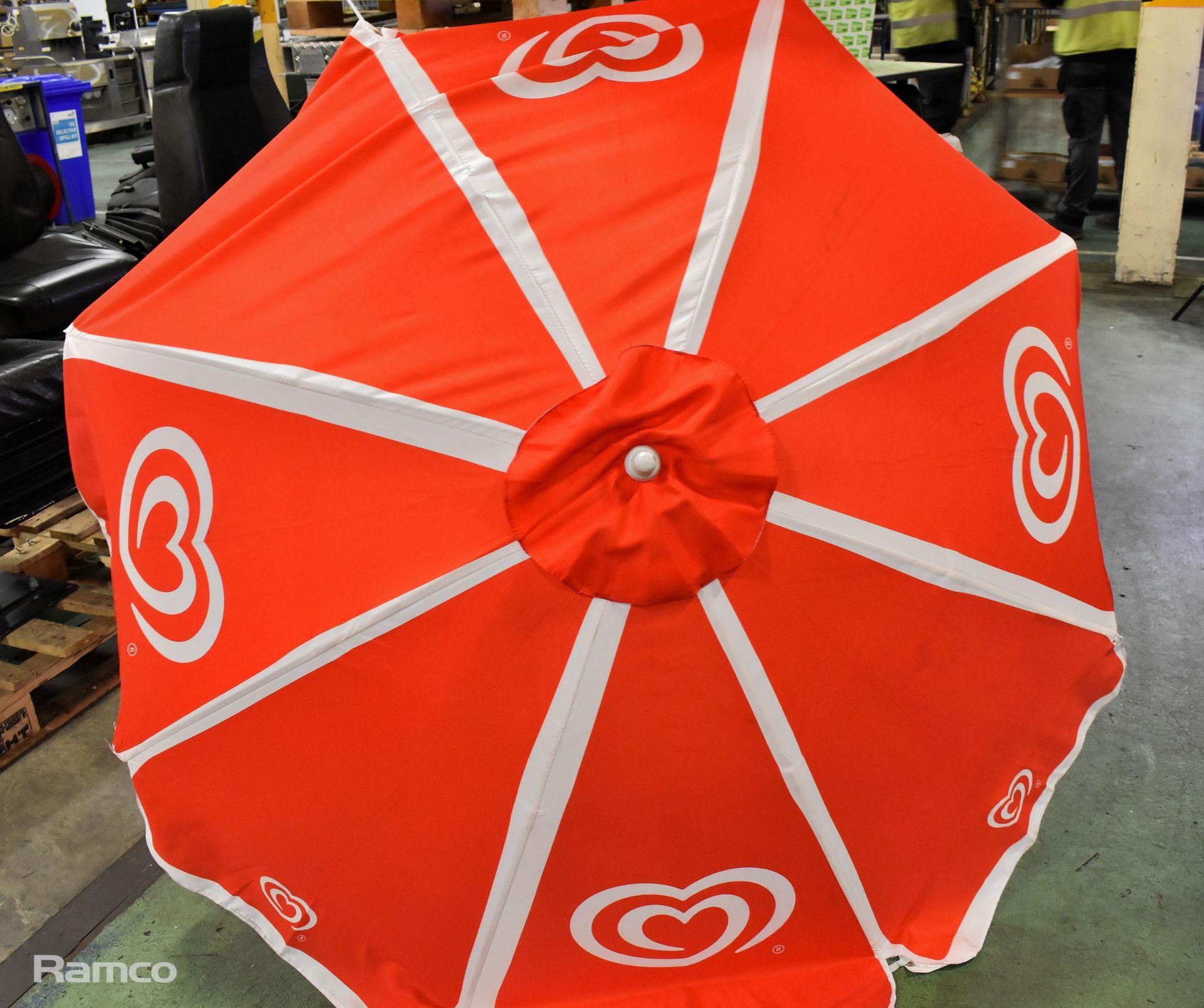 Carte D'or parasol umbrella with plastic base plate, Carte D'or parasol umbrella - Image 4 of 4