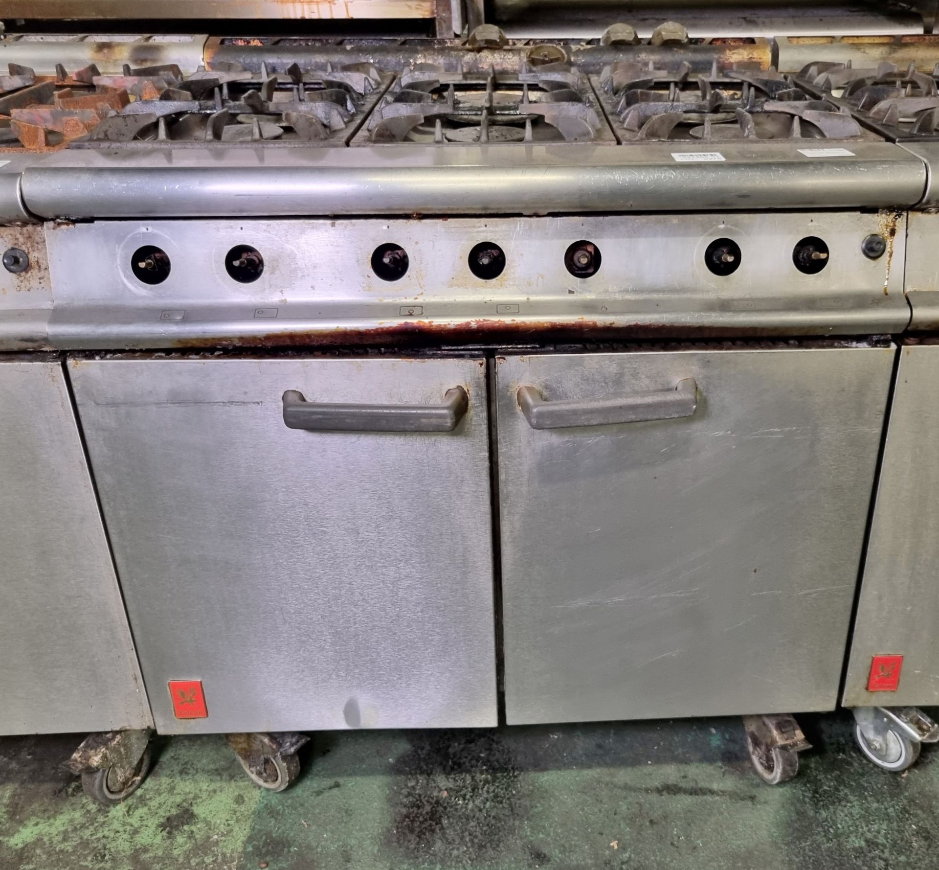 Falcon Dominator 6 burner gas oven - 90 x 88 x 95cm - missing hob knobs - Image 2 of 6