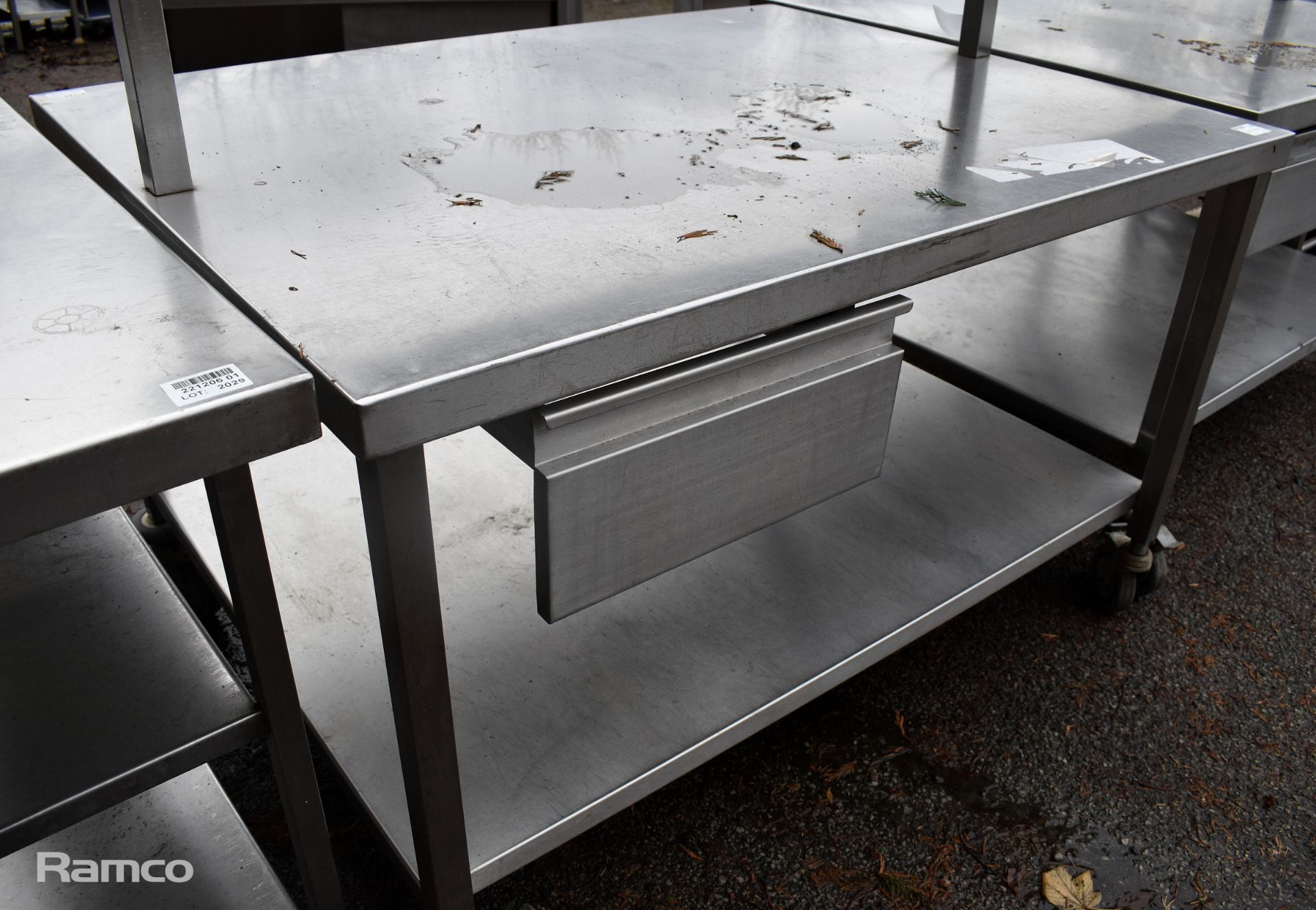 Stainless steel table on casters - 140 x 110 x 130cm with shelf - Image 3 of 5