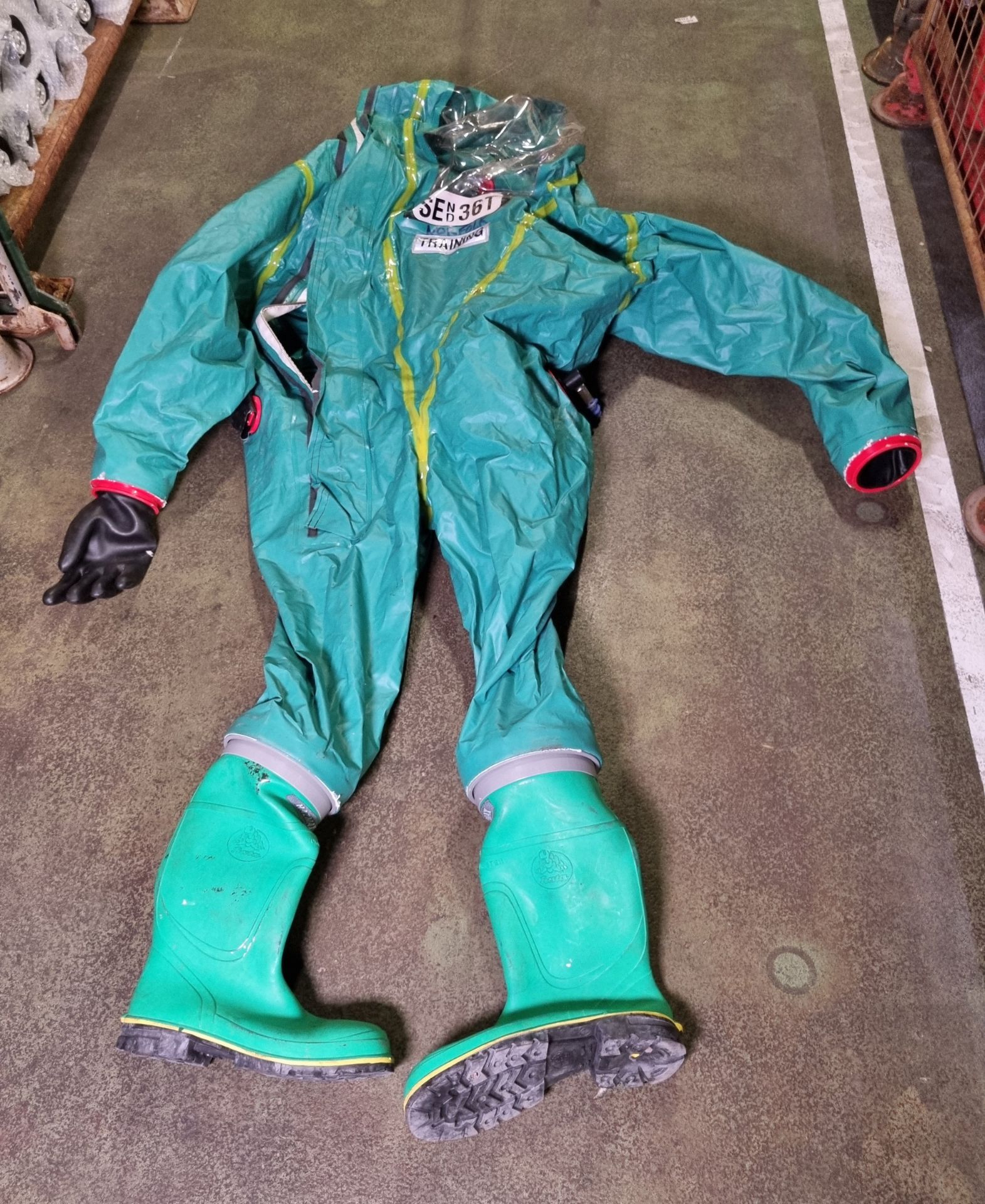 4x Respirex TYFB 021/458 gas tight training suits - size: XL - Image 3 of 4