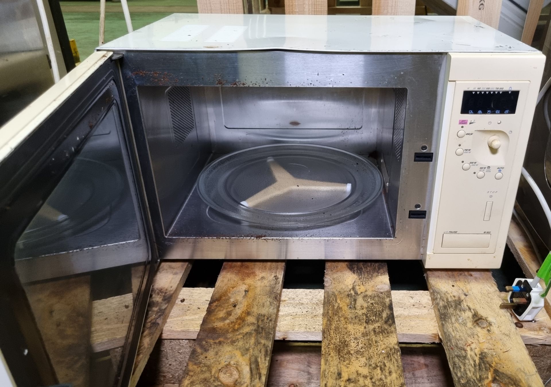 Whirlpool AVM 902/WH microwave - Image 3 of 3