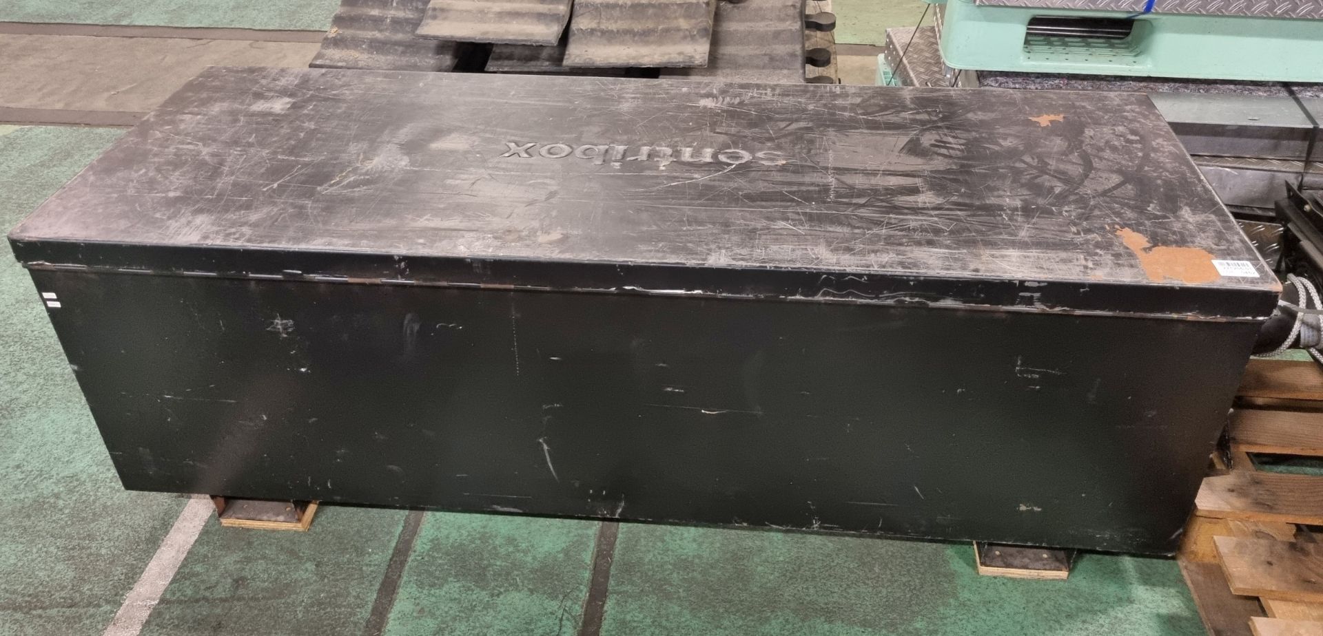 Sentribox steel storage container (no gas struts) - dimensions: 185x63x65cm