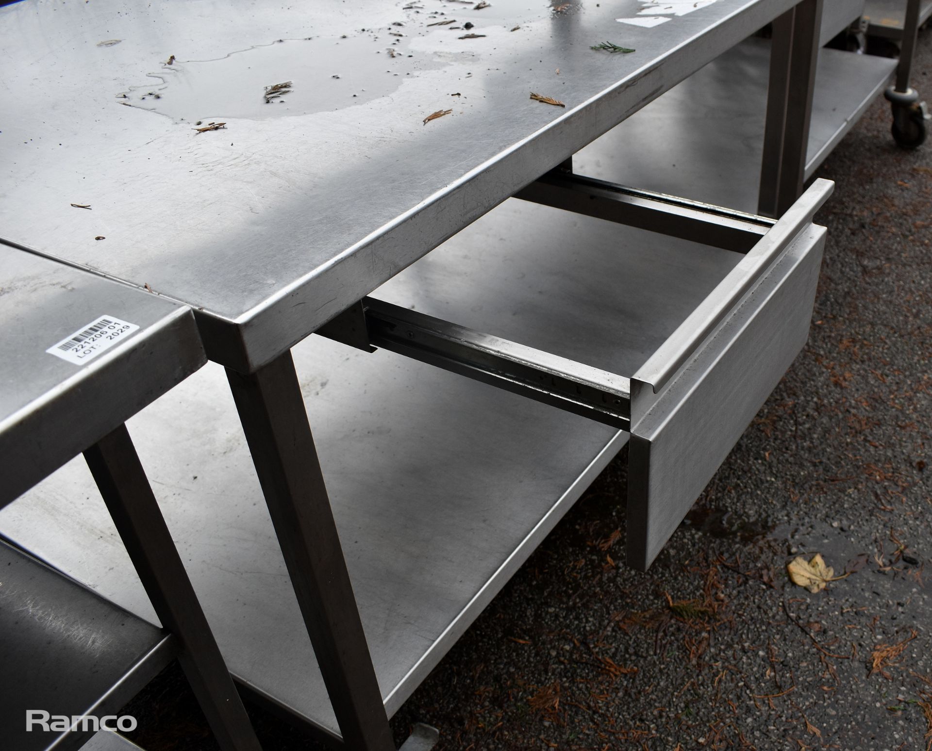 Stainless steel table on casters - 140 x 110 x 130cm with shelf - Image 4 of 5