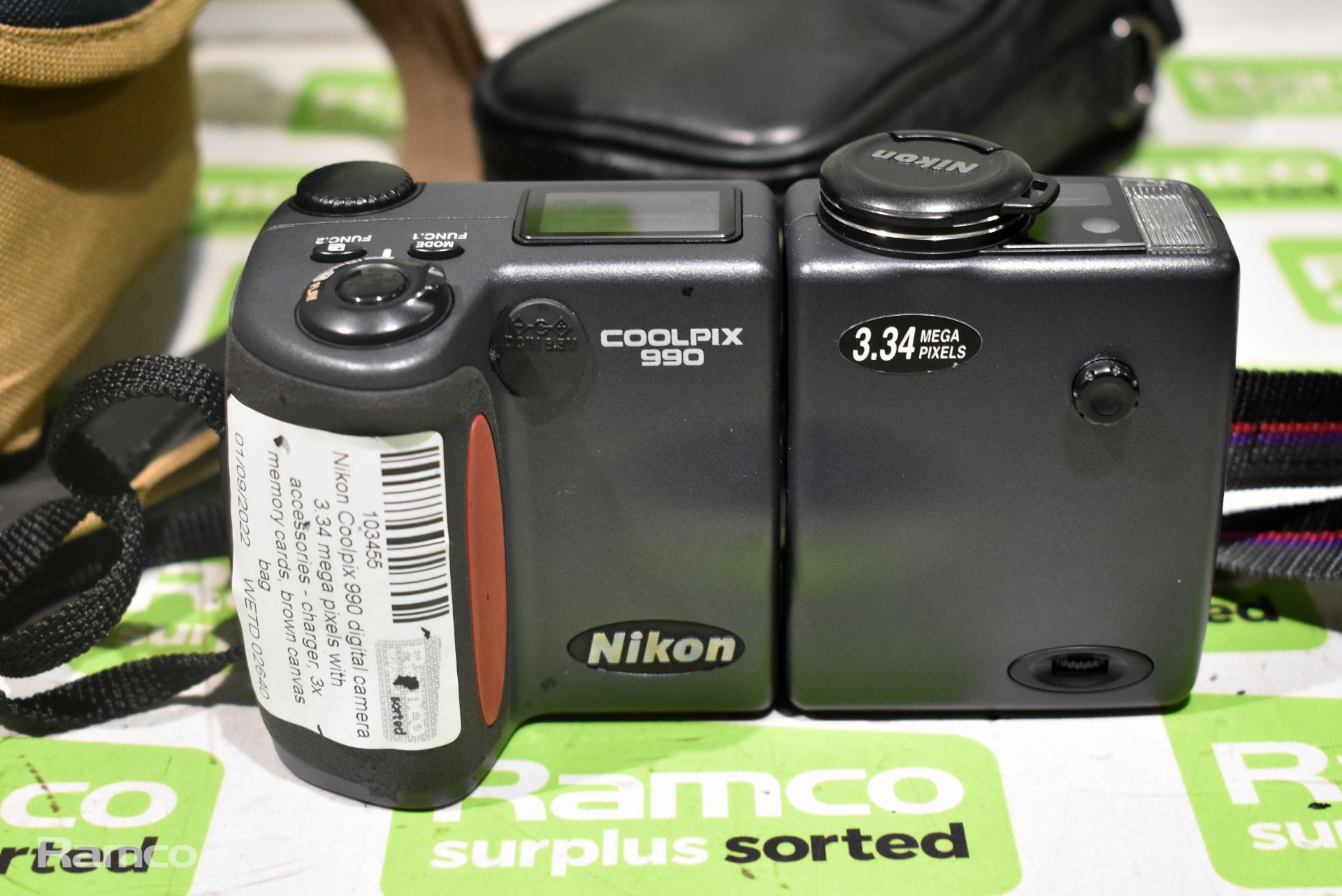 Nikon Coolpix 990 digital camera 3.34 mega pixels with accessories - charger, 3x memory cards - Image 2 of 6