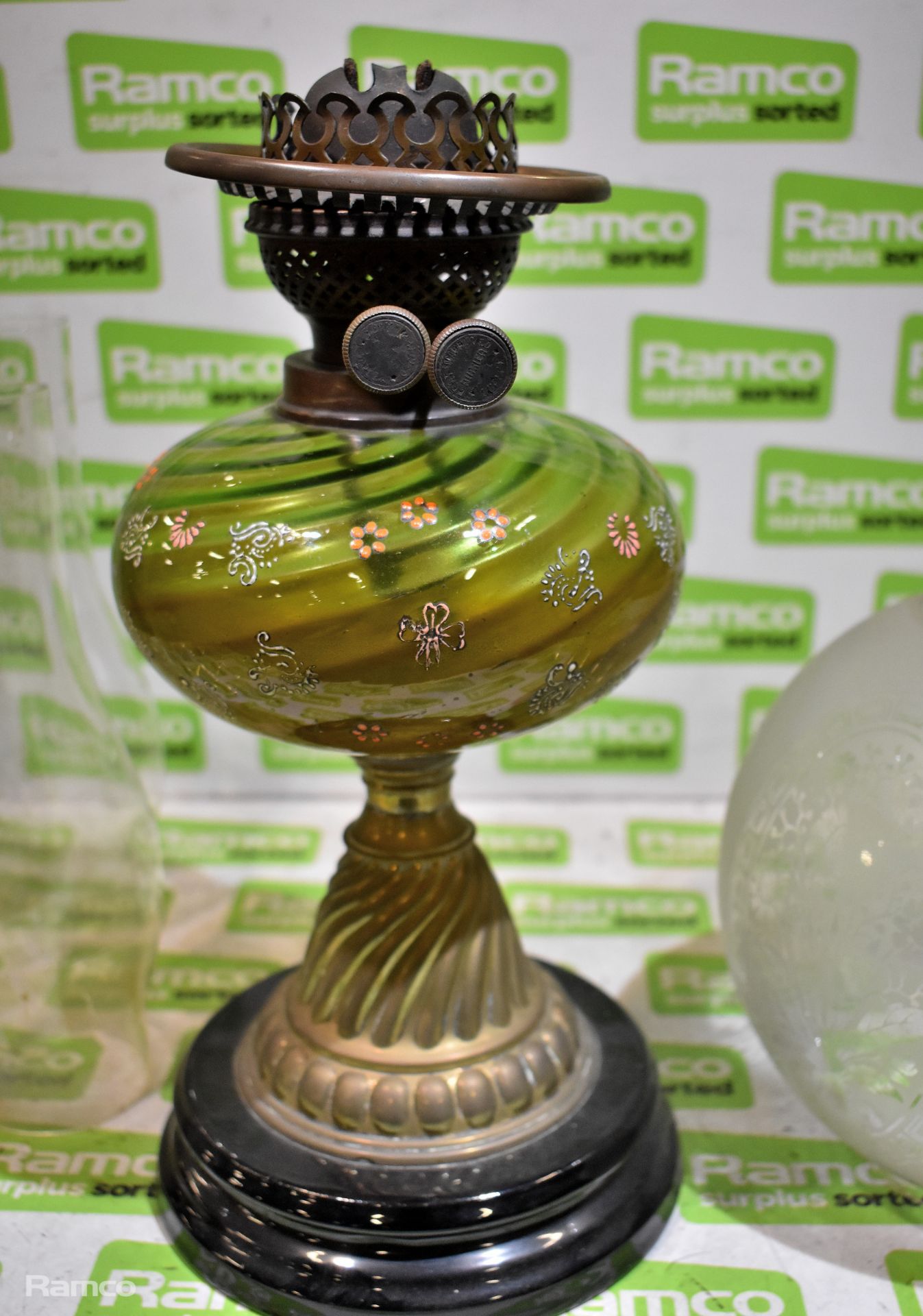 Oil lamp with spare glass chimneys - Image 4 of 5