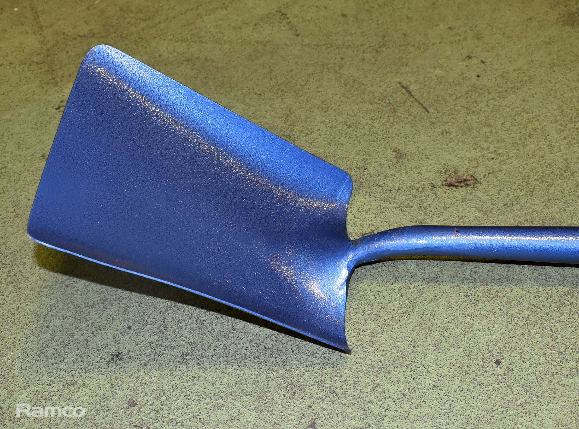 Carters square mouth wooden handle shovel - Image 2 of 3