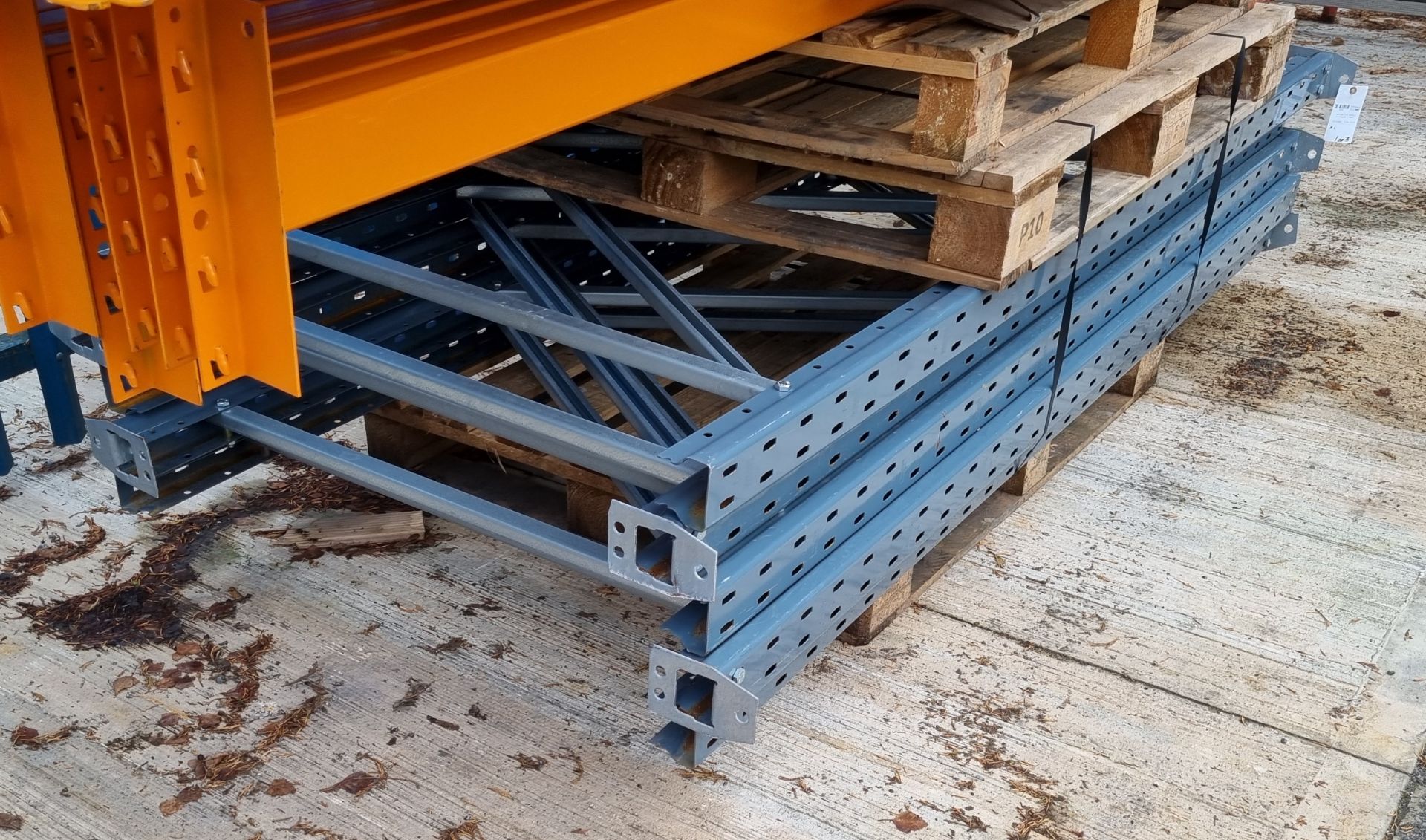 Pallet racking assembly - uprights, beams, wooden shelves - Image 4 of 7