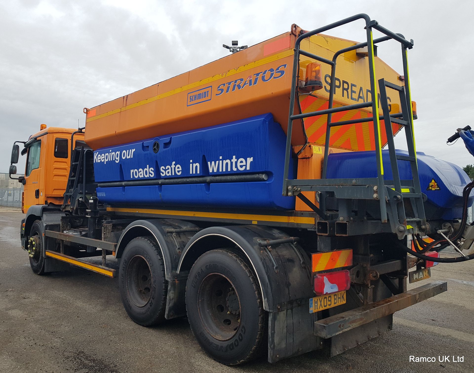 2009 (reg WX09 BHK) MAN TGM 26.330 6x4 with Schmidt Stratos 9m3 pre-wet gritter mount. - Bild 8 aus 15