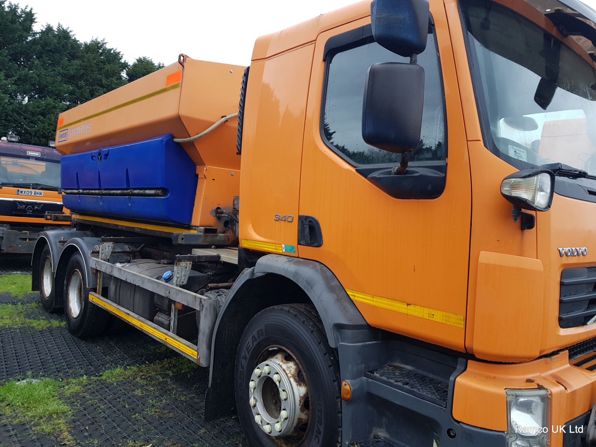 2010 (reg FJ10 LRA) Volvo FE 340 with Schmidt Stratos pre-wet gritter mount. - Bild 4 aus 17