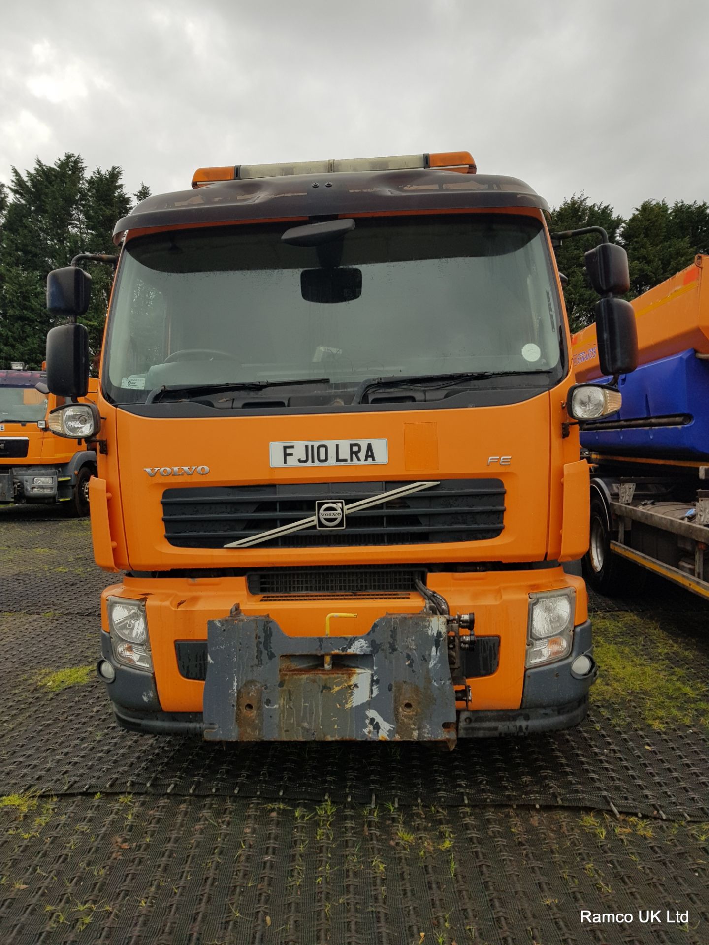 2010 (reg FJ10 LRA) Volvo FE 340 with Schmidt Stratos pre-wet gritter mount. - Bild 2 aus 17