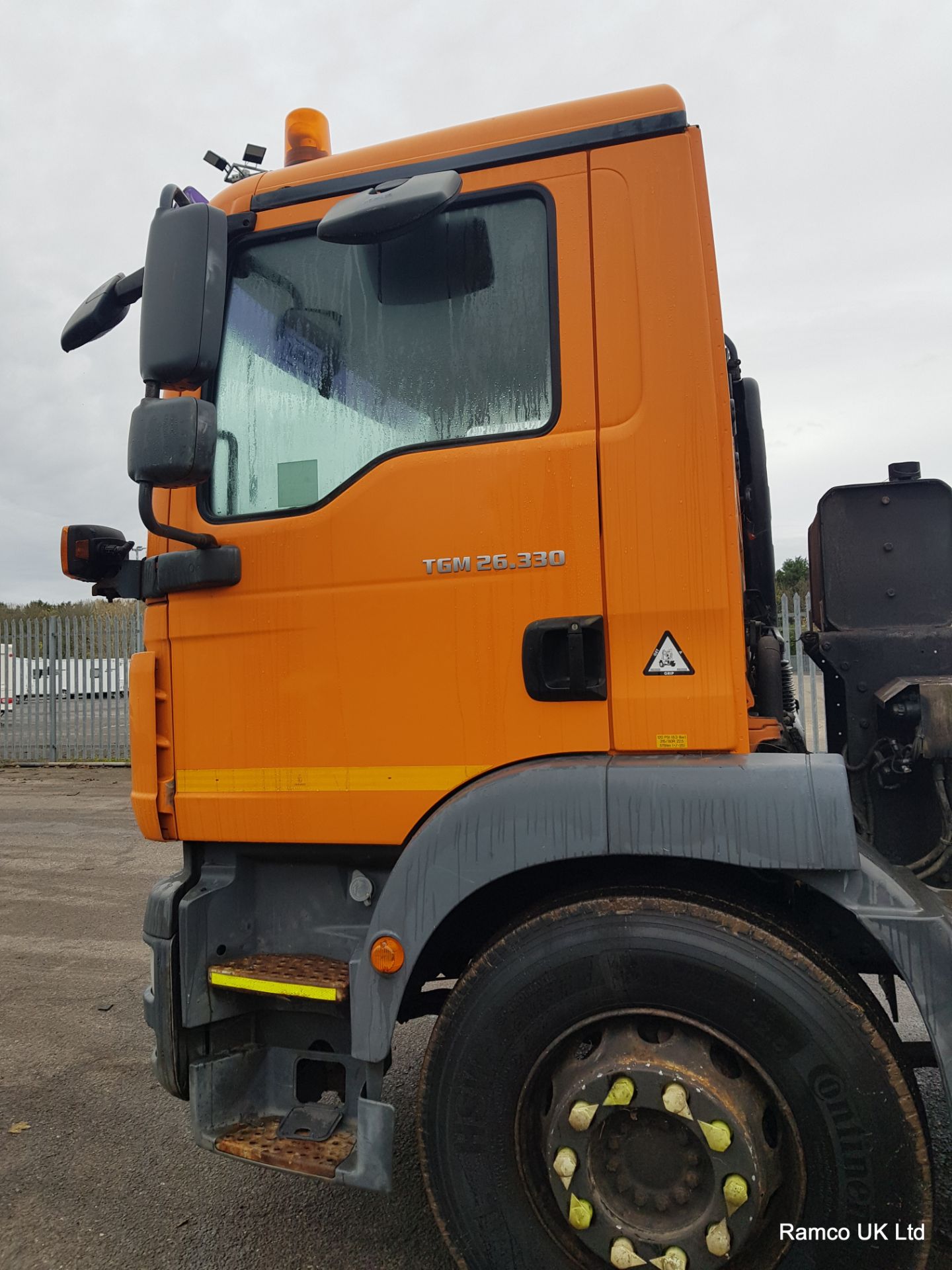 2009 (reg WX09 BHK) MAN TGM 26.330 6x4 with Schmidt Stratos 9m3 pre-wet gritter mount. - Bild 10 aus 15