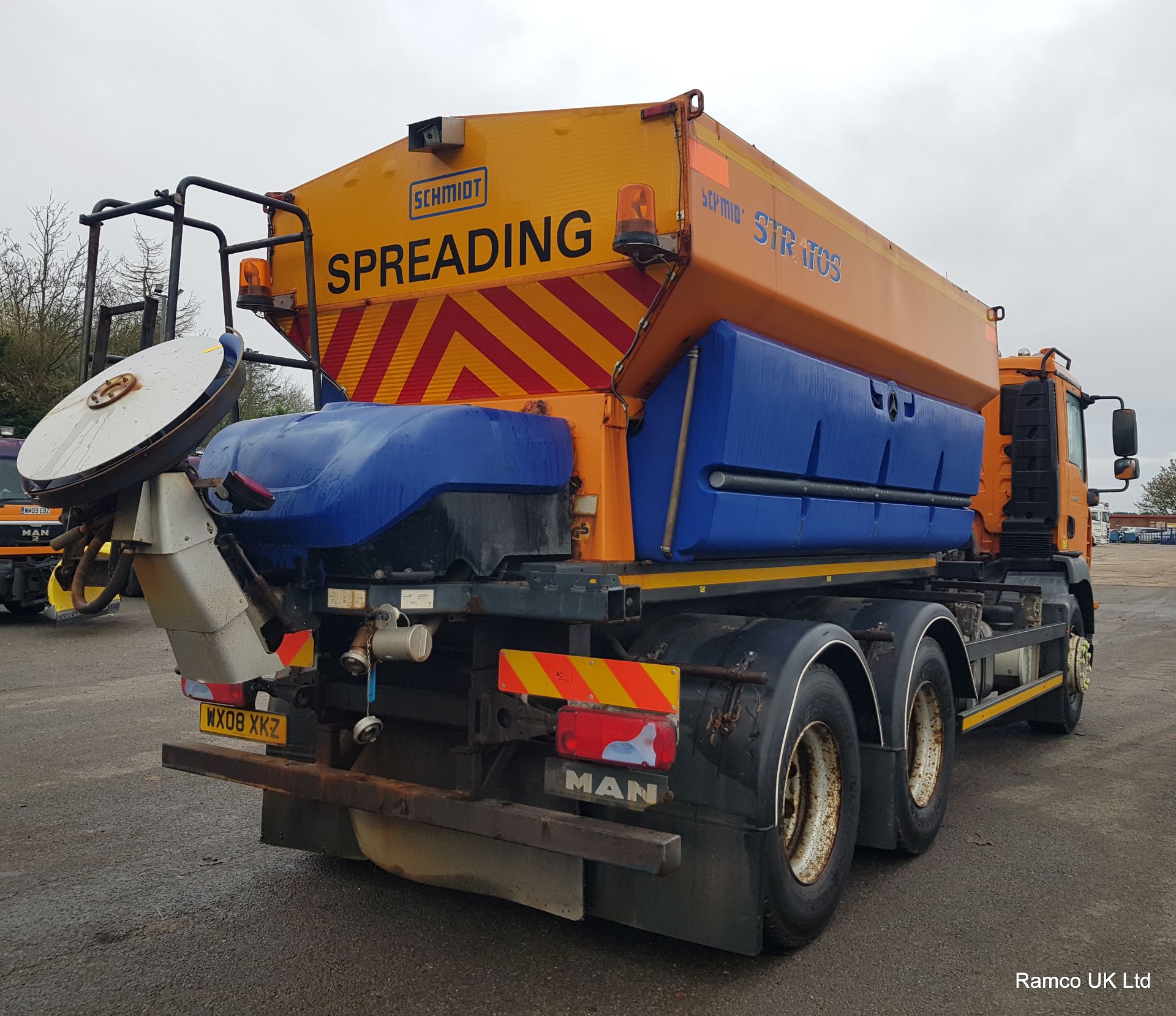 2008 (reg WX08 XKZ) MAN TGM 26.330 6x4 with Schmidt Stratos 9m3 pre-wet gritter mount. - Bild 6 aus 17