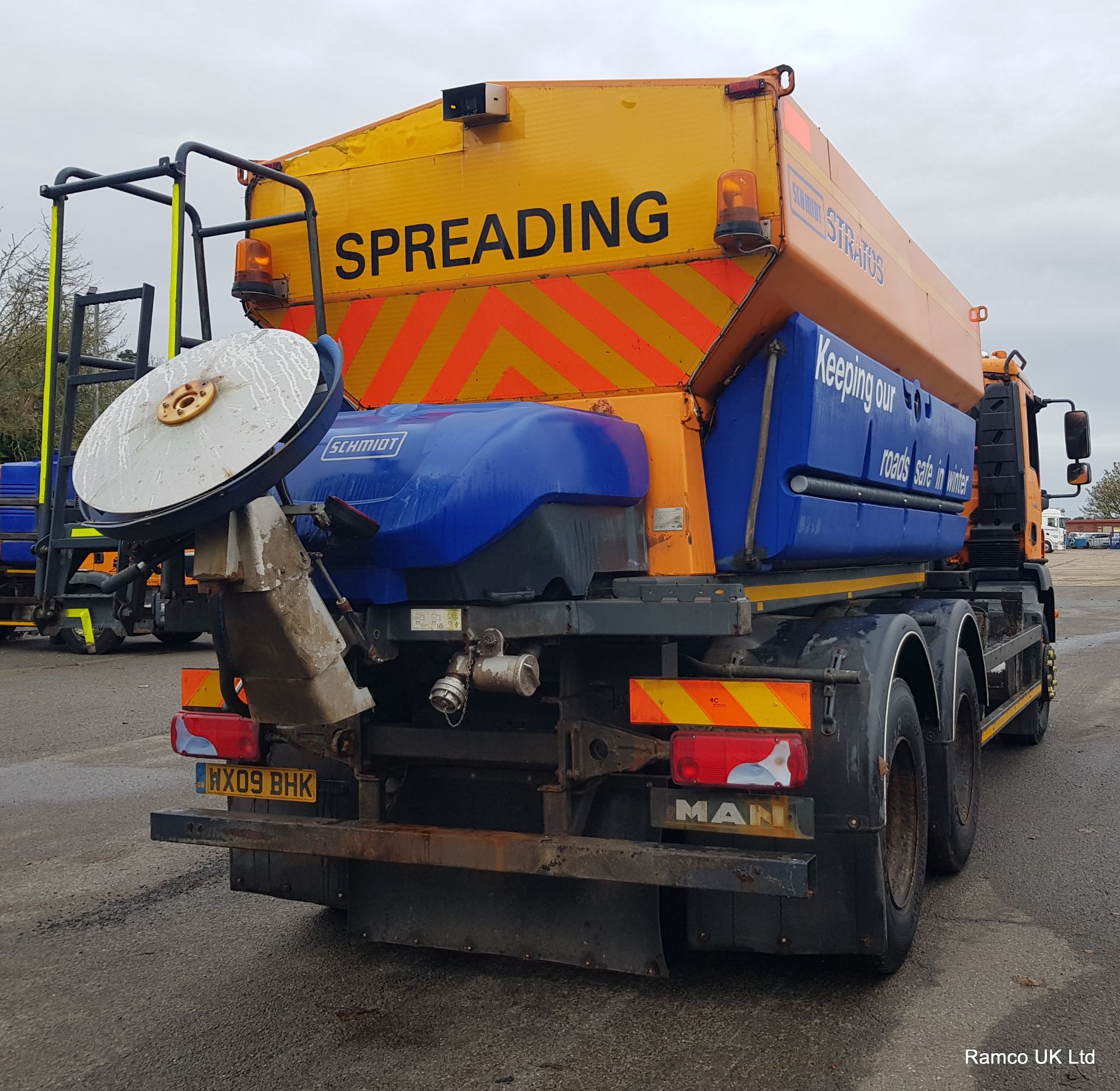 2009 (reg WX09 BHK) MAN TGM 26.330 6x4 with Schmidt Stratos 9m3 pre-wet gritter mount. - Bild 6 aus 15