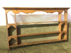 A pine plate rack, with moulded cornice and apron above three plate racks, flanked by niches (84cm x