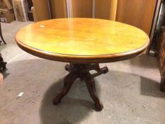 A Victorian mahogany oval loo table with moulded edge on scrolling quadripod base (71cm x 131cm x