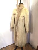 A vintage fur coat with pockets to sides (shoulders: 24cm x length: 108cm)
