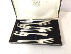 A set of six Sheffield silver 1920s pastry forks (110g)