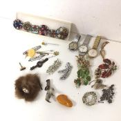 Assorted costume jewellery including brooches, pins, niello silver tieclip, watches etc. (a lot)